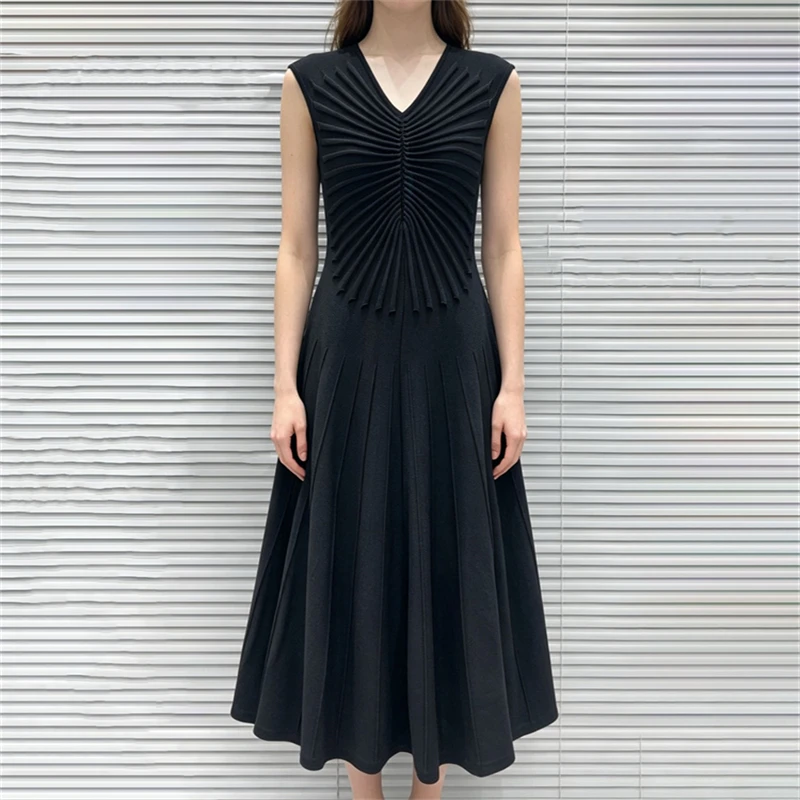 

High-Quality Summer New Women's V-Neck 3D Stripe Pleated Sleeveless Dress Fashionable Casual Midi Skirt for Wedding Guests