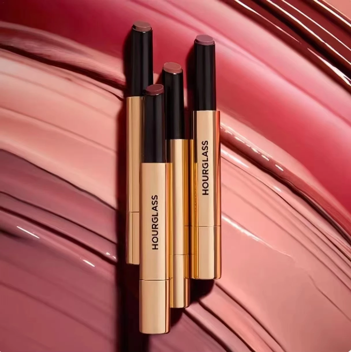 ลิปสติก Hourglass Phantom Volumising Glossy Balm ลิปกลอสเนื้อฉ่ำชุ่มชื้น บำรุงริมฝีปากให้ดูอวบอิ่ม ติดทนนาน ให้ริมฝีปากดูเป็นธรรมชาติ