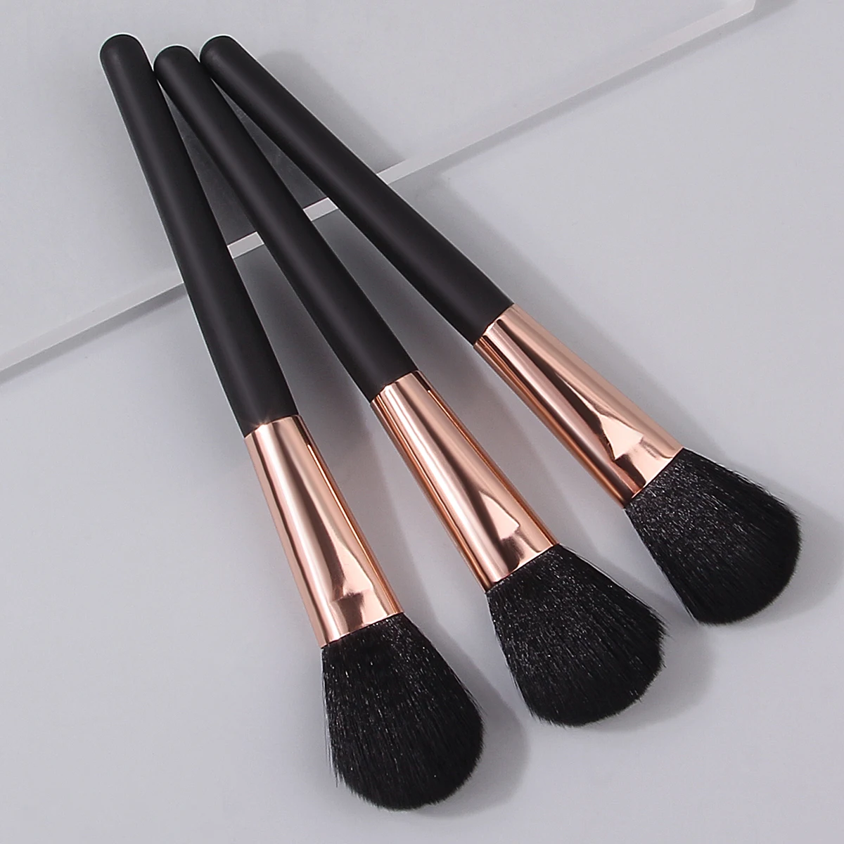 Pennello per trucco con manico in legno morbido da 3 pezzi, pennello per fard, pennello per cipria, pennello illuminante, strumento multifunzionale per la bellezza del viso