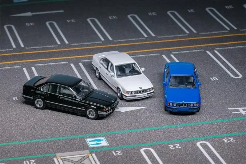 DCM 1:64 E34 5-Series Sedan Black / White / Blue limited500 Diecast Model Car