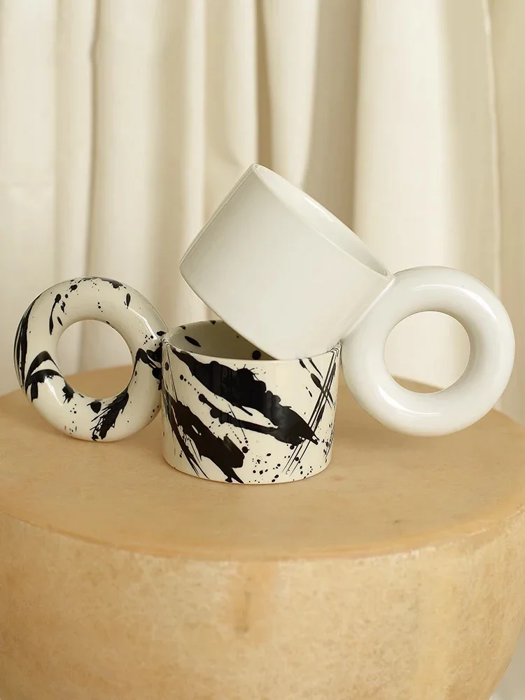 

Ahunderjiaz-Vintage Ink Art Ceramic Mug with Large Round Handle, Cute Donut Design, Kitchen Drinkware Set, Home Decor