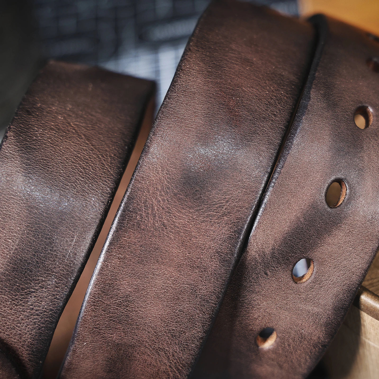 S.WORKER Klassischer dicker Herrengürtel aus echtem Leder, Messing-Dornschließe, vollnarbiges Rindsleder, Vintage-Freizeitgürtel für Jeans, mit Geschenkbox – Detail 19