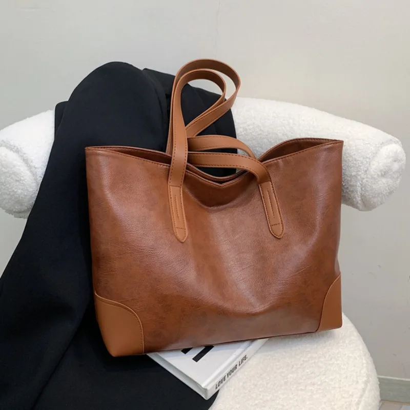 Retro Large Capacity Soft Leather Tote Bag 2023 Autumn/Winter New Versatile Instagram Commuting One Shoulder Underarm Mommy Bag