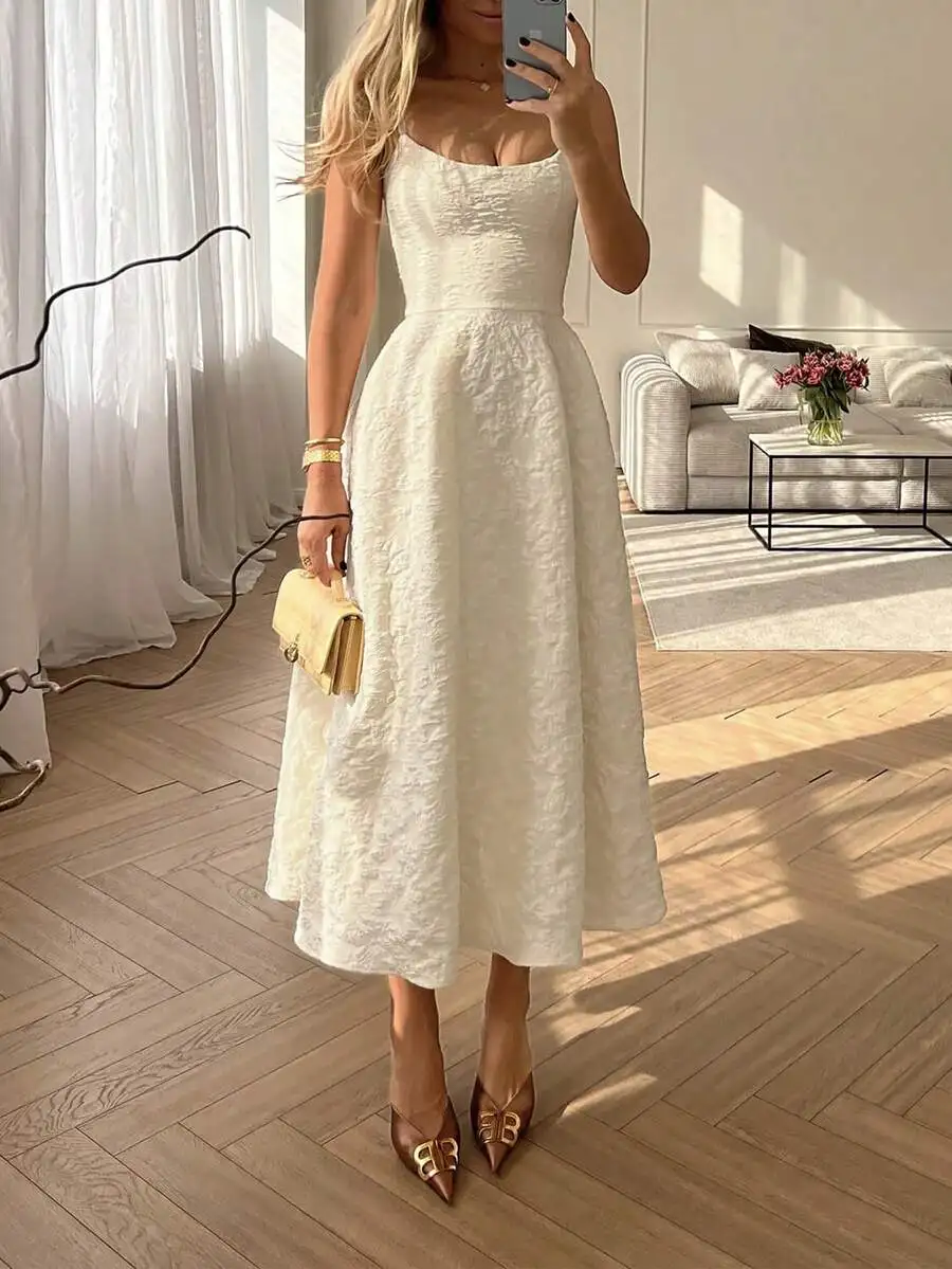 

Элегантное однотонное платье-миди во французском стиле с текстурированной тканью