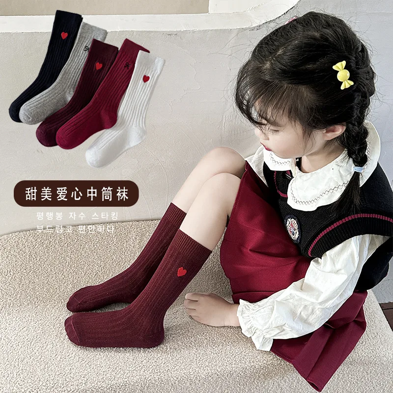 1 pair of children's socks, knitted fabric is soft and skin-friendly, suitable for children aged 1-12 to wear daily.