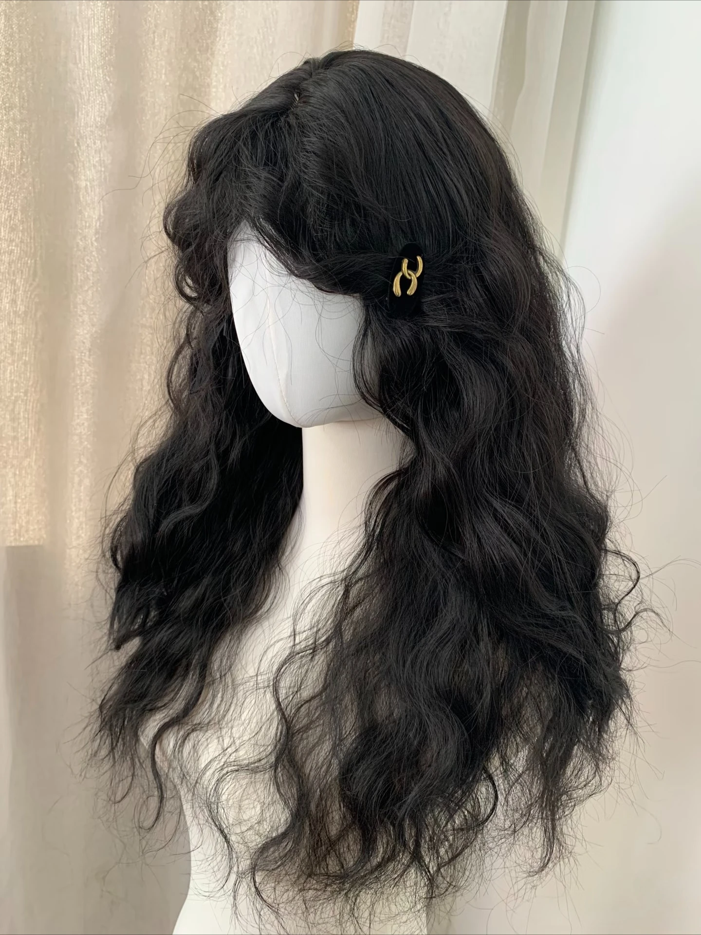 باروكة مجعدة مع غرة، باروكة لوليتا لطيفة للنساء، 24 بوصة، شعر اصطناعي متموج عالي الجودة، باروكة مع عصابة رأس للاستخدام اليومي