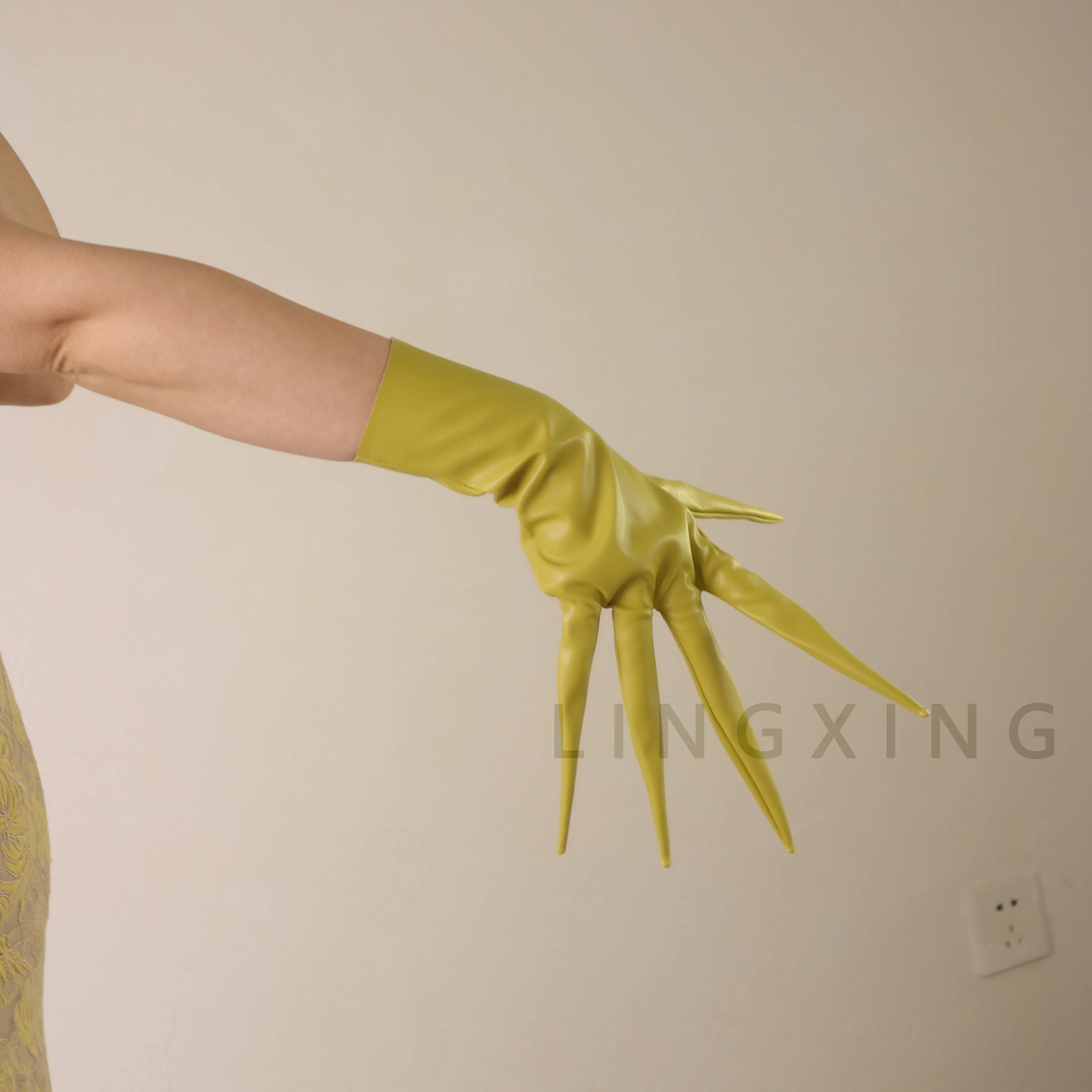 35 cm 14 Zoll spitze Fingerhandschuhe aus patentiertem Kunstleder PU mit langen Spikes an den Schultern, Armwärmer, glänzend schwarz, Pfoten-Drachenknöchel-Design – Detail 24
