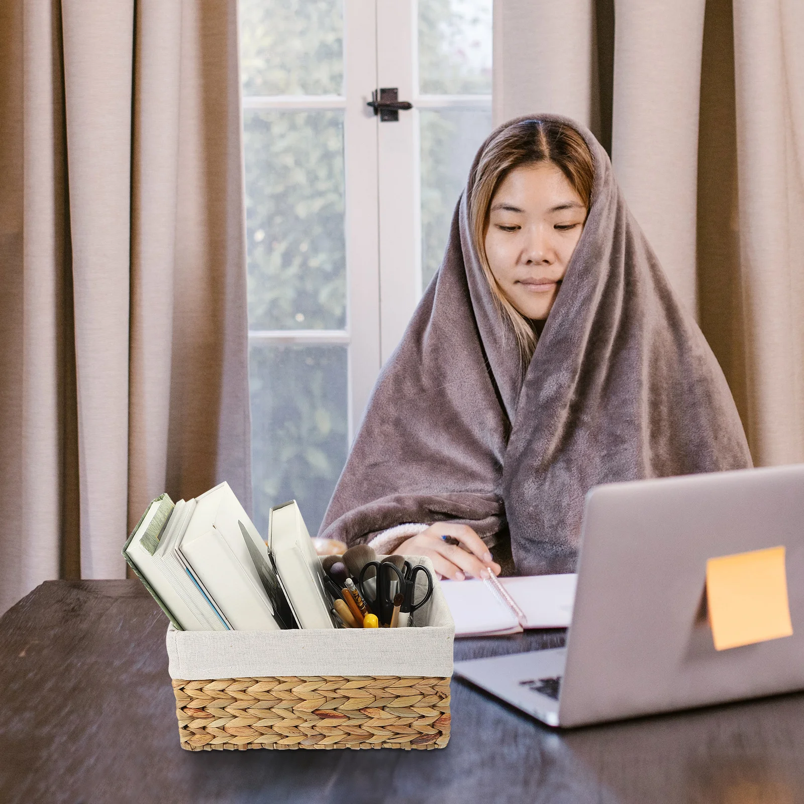 

Woven Straw Storage Basket Decorative Handwoven Multifunctional Tabletop Organizer Basket for Fruit Sundries Clothes