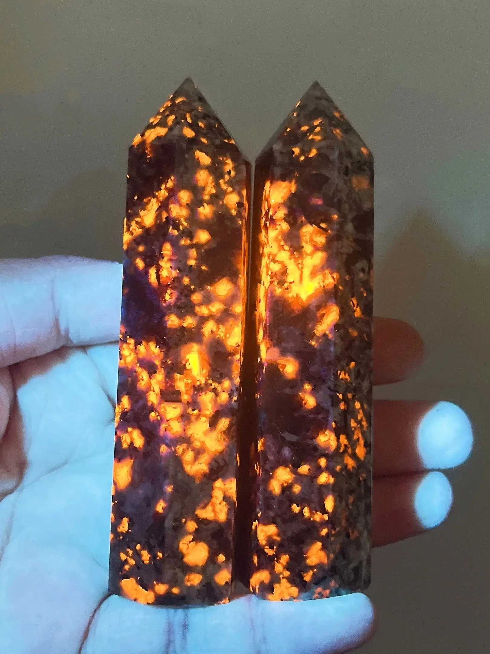 8-9cm Natural Yooperlite Fluorescing Sodalite hexagonenergy Tower Crystal Flame Stone Point Energy Mineral Healing Home Decor