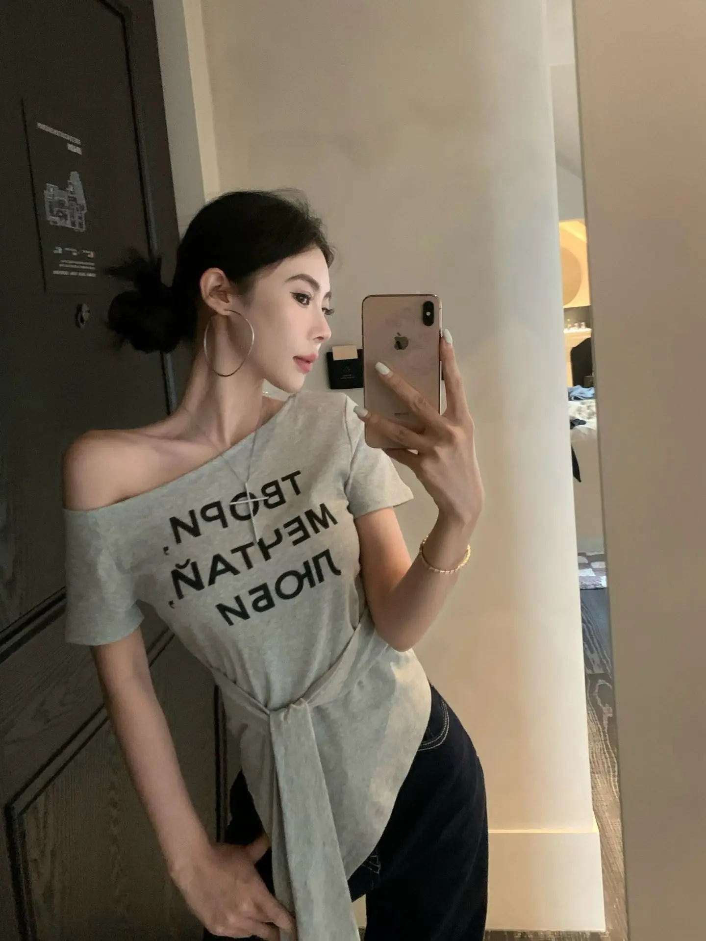 Damen Sommer T-Shirt mit Buchstaben-Print, One-Shoulder, Kurzarm, Slim-Fit Top, Mädchen Kurzes Studenten-Basisshirt, Lässiges T-Shirt für Frauen – Detail 12
