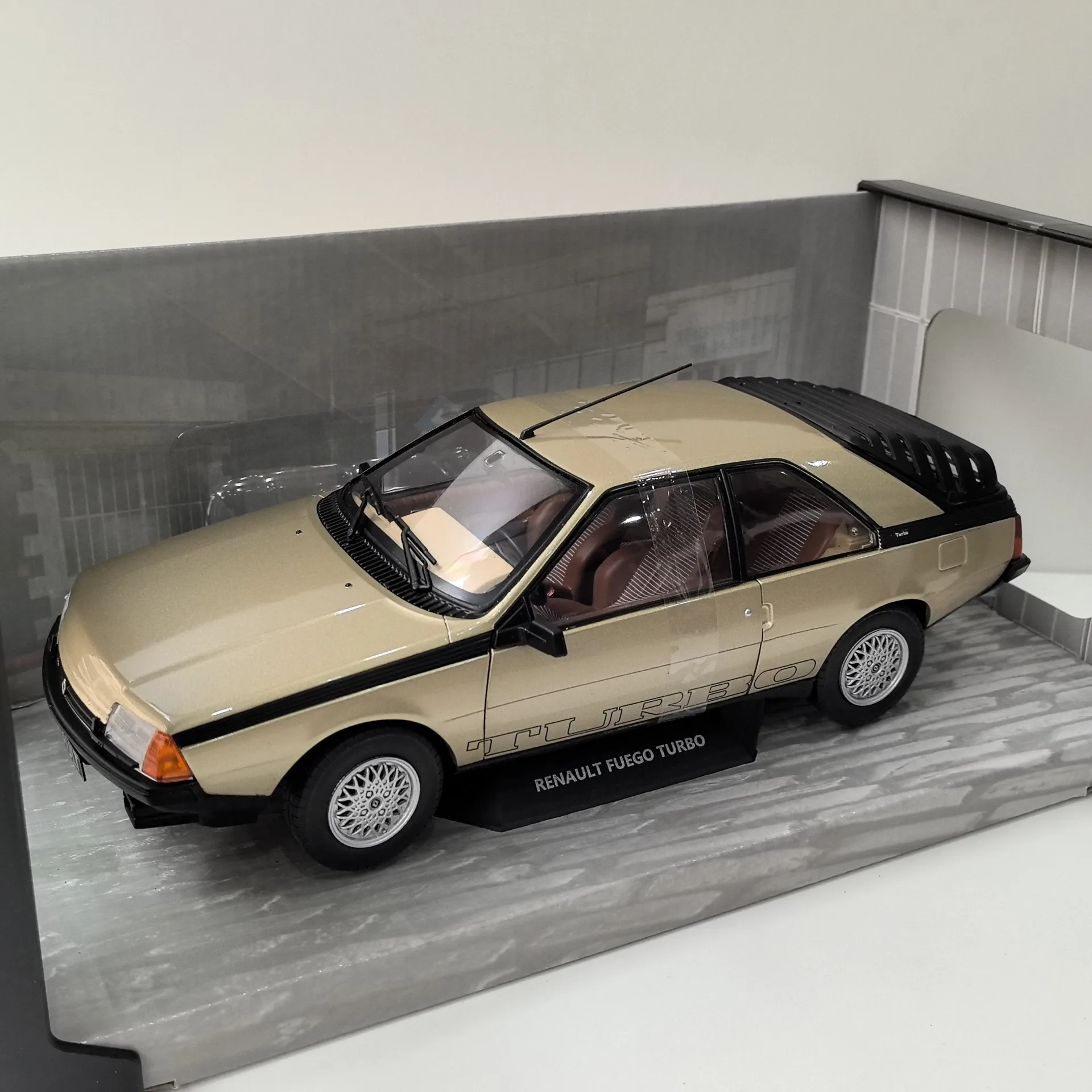 ダイキャスト SOLIDO 1/18 スケール ルノー フエゴ ターボ ルノー合金車モデル コレクタブルおもちゃ ギフト 記念品 ディスプレイ装飾