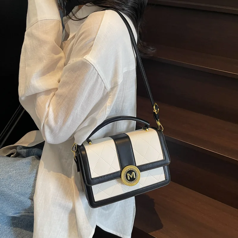 

25. Новая популярная портативная женская модная маленькая квадратная сумка с ромбовидной крышкой - цепочка через плечо через плечо | Подходит для телефона и губной помады