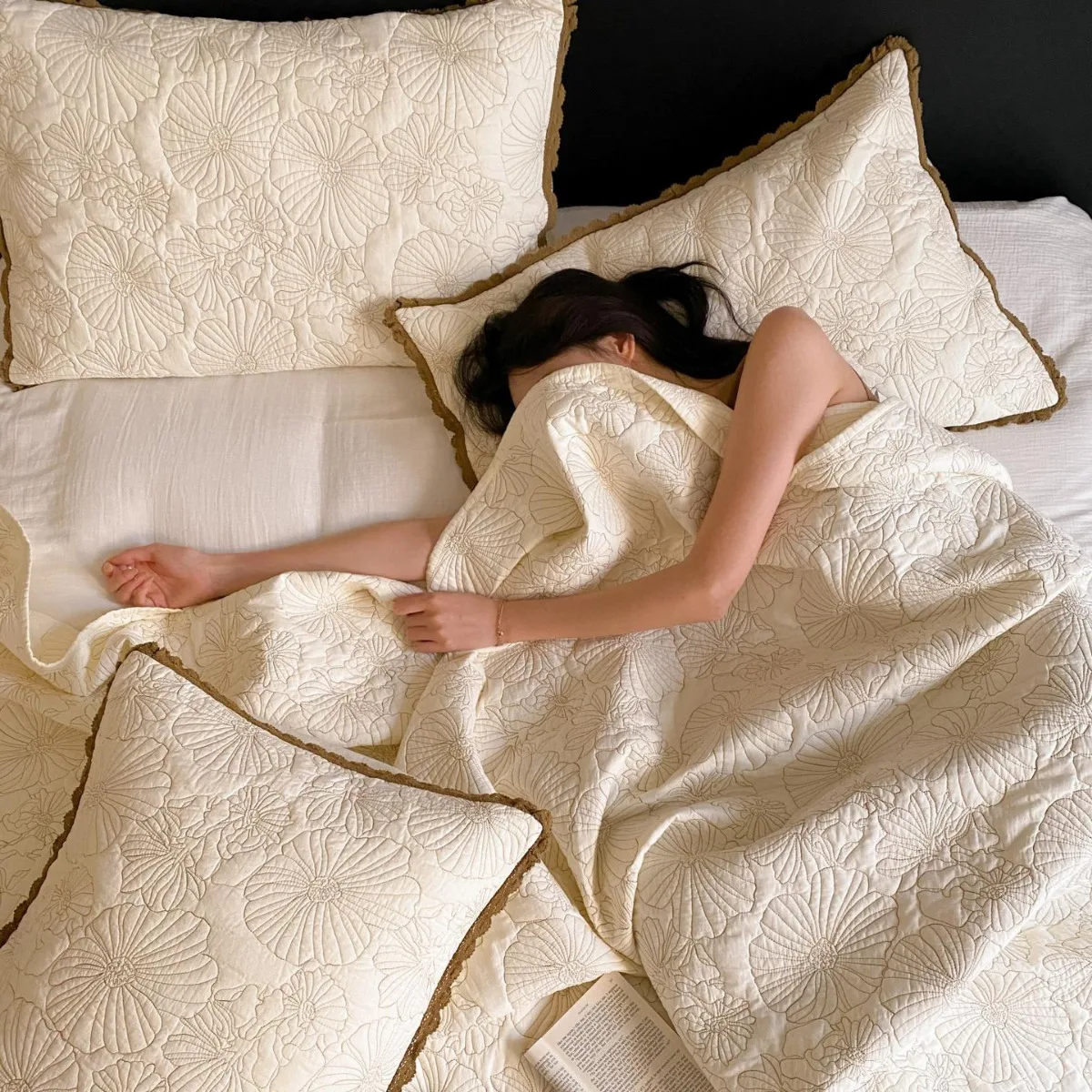 

Lace Trim Double-Sided Quilt Set, 3-Piece All-Season Bedding with Non-Slip Sheet, Lightweight 100% Cotton Bedspread