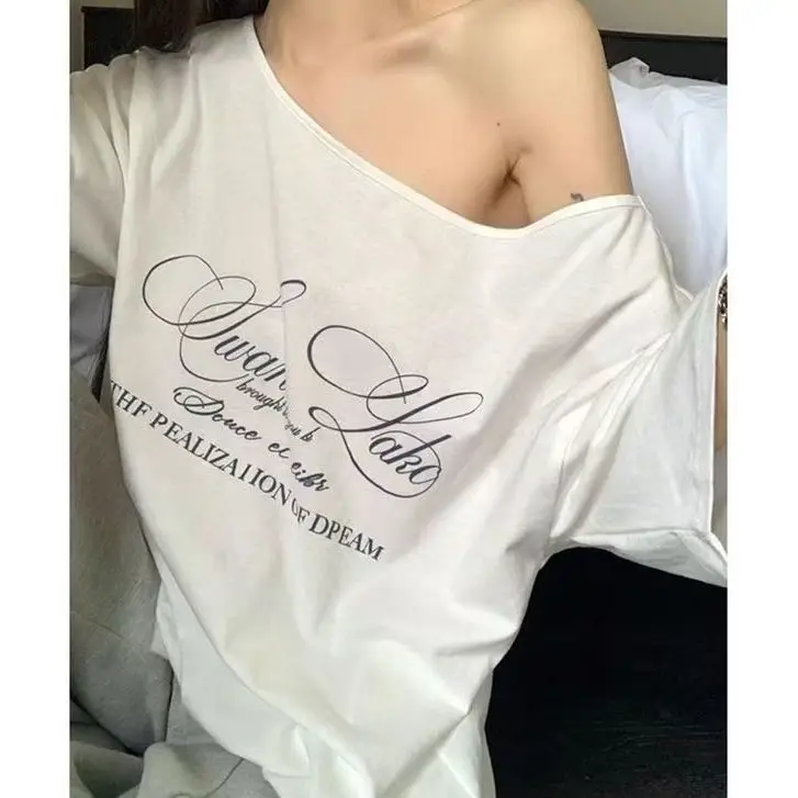 Camisetas con estampado de letras para niñas Y2K, camisetas informales de gran tamaño con un hombro, ropa de moda de verano para mujer, manga corta versátil
