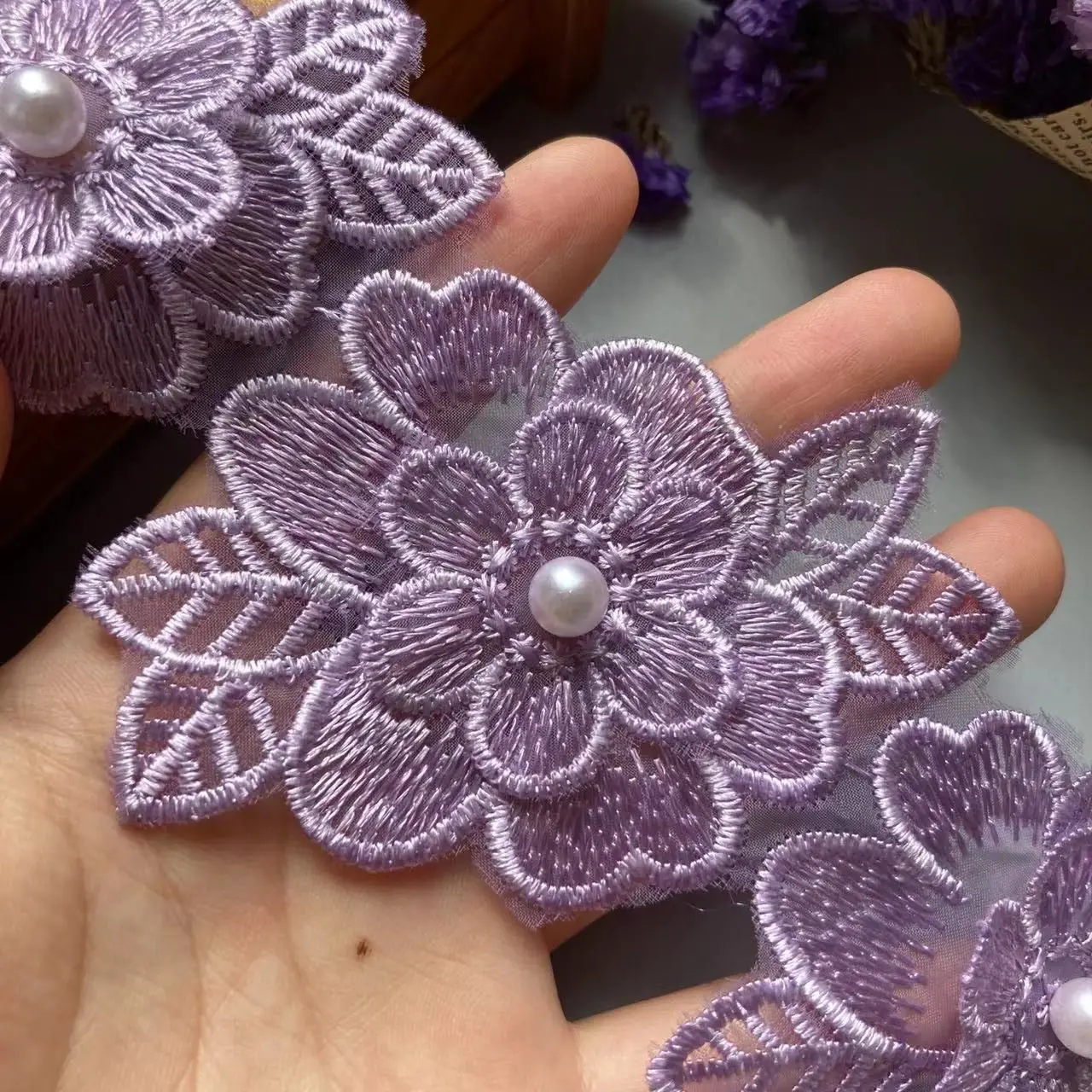 1 yard Fiore Viola Perla Ricamato Lace Trim Nastro Tessuto Patchwork Abito Da Sposa Forniture Per Cucire FAI DA TE Mestiere 6 cm di Larghezza Nuovo