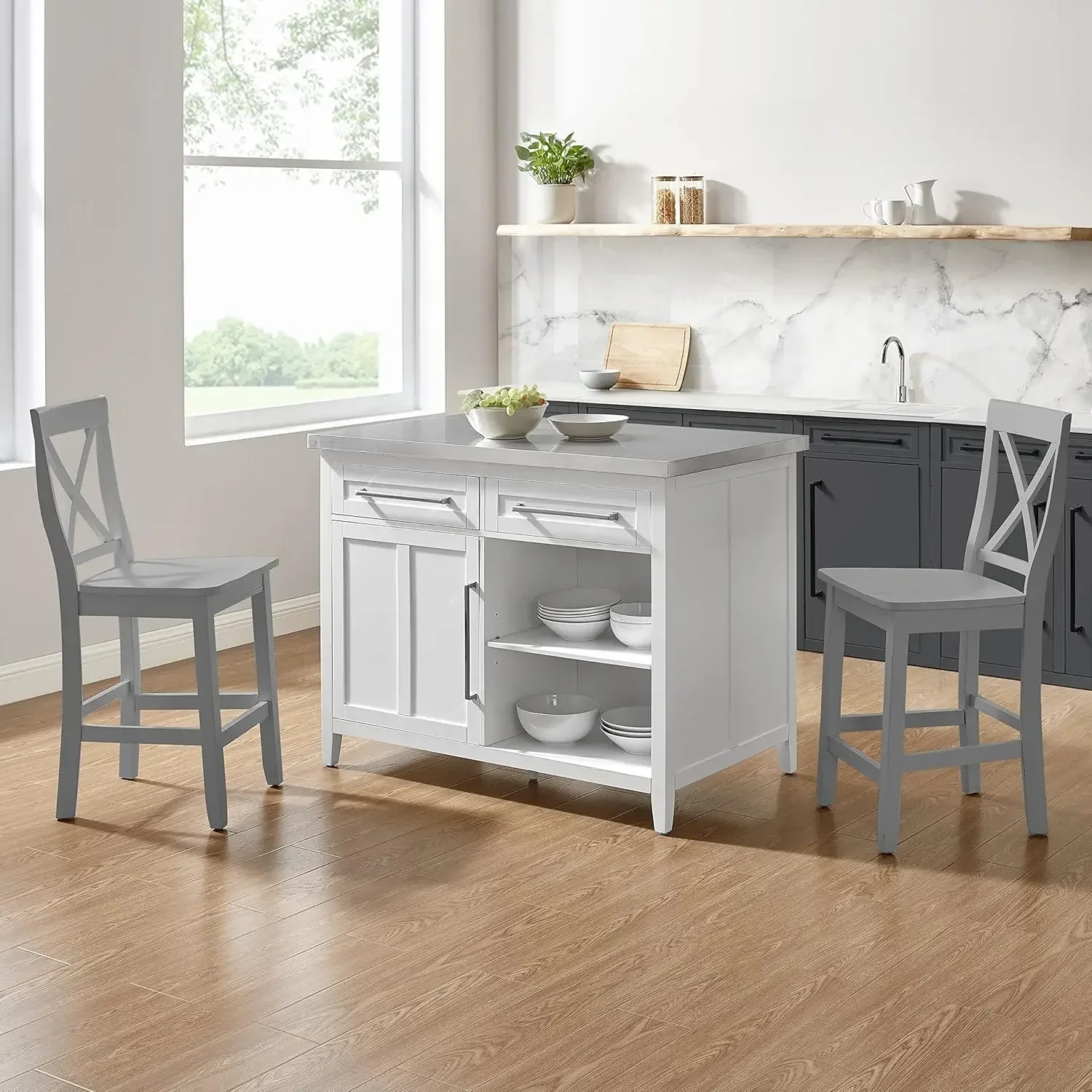 Crosley Furniture Silvia Kitchen Island con tapa de acero inoxidable y taburetes con respaldo en X, blanco/gris