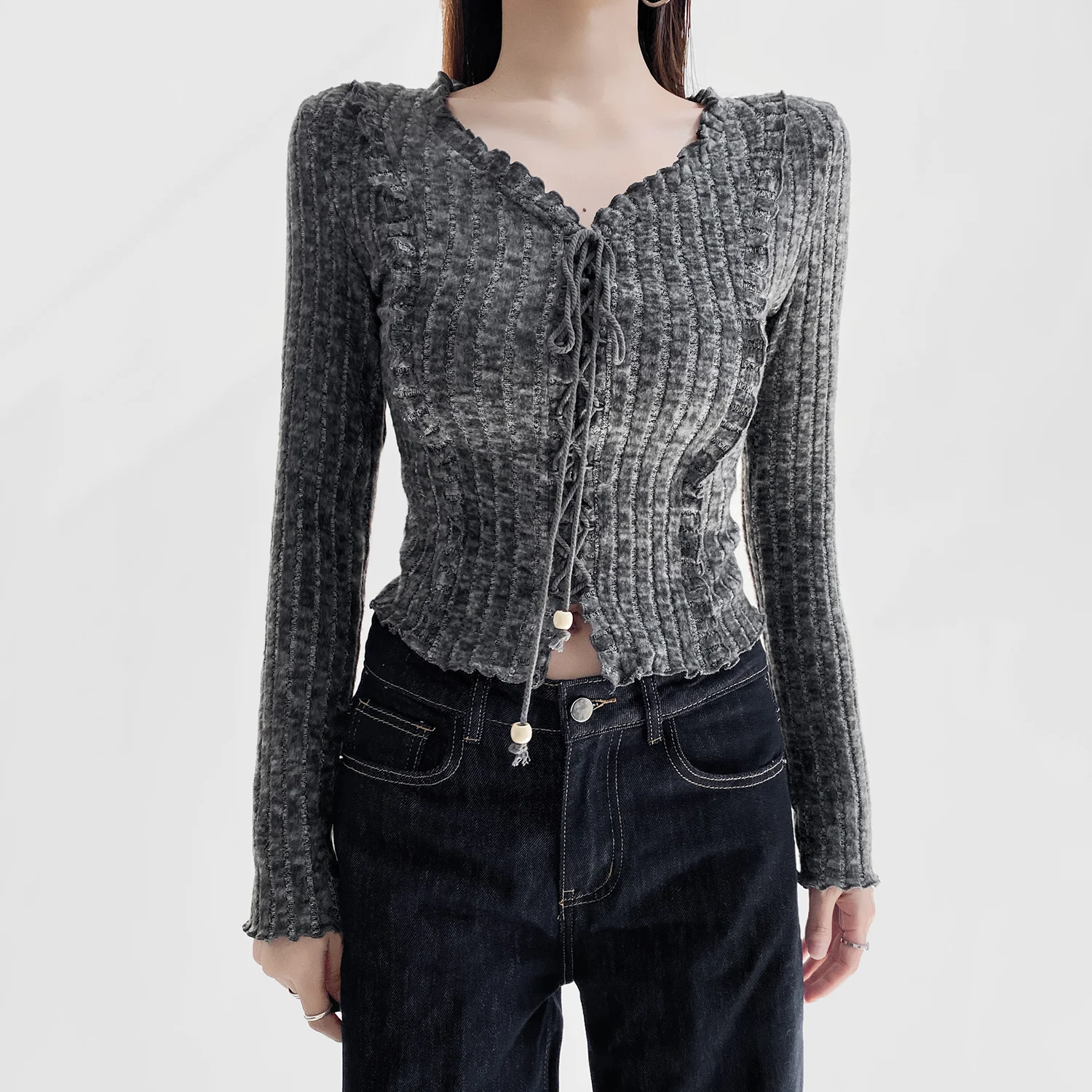 

Бархатный топ-кардиган на шнуровке в рубчик — тонкий трикотаж с длинными рукавами, V-образным вырезом и рюшами