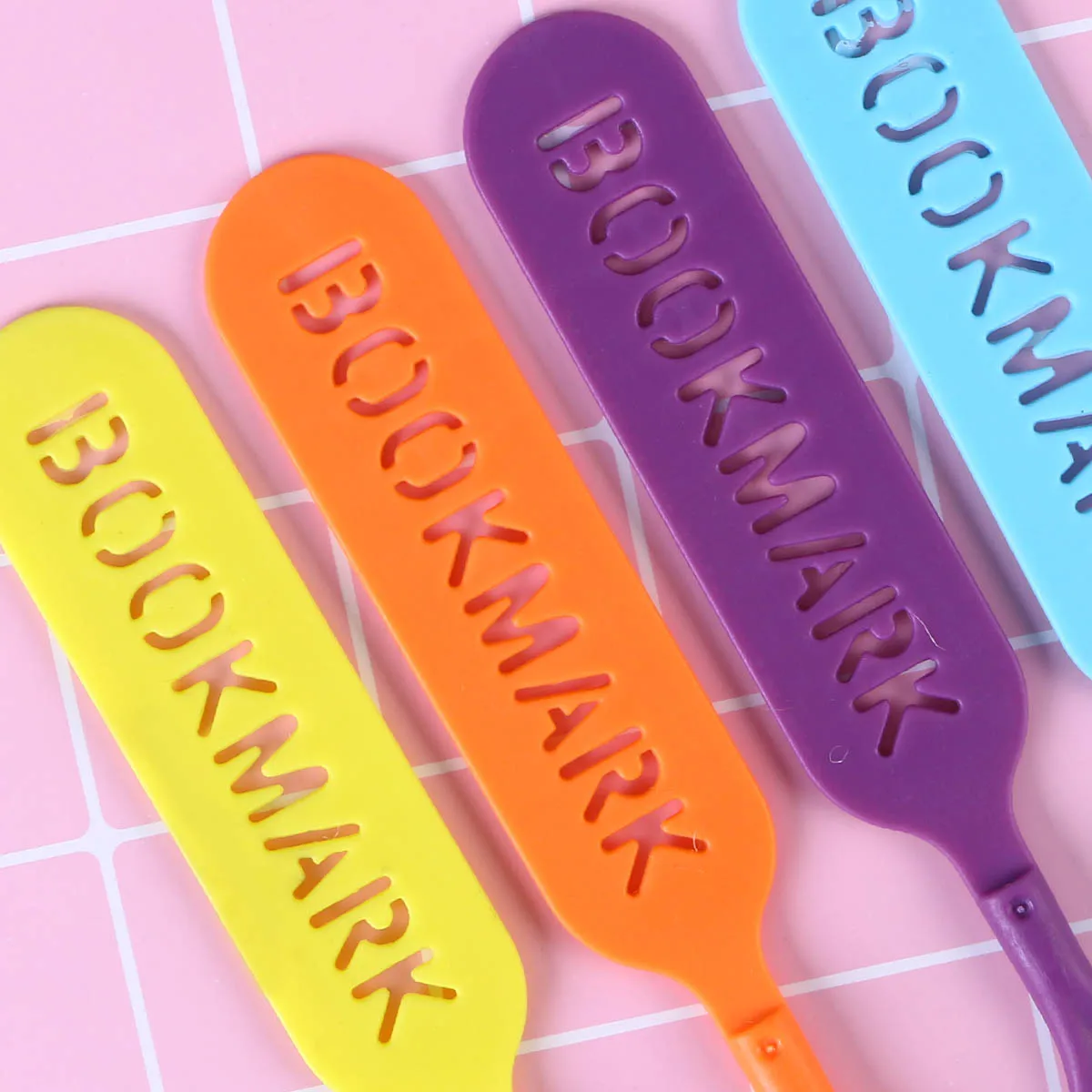 

4 Pcs Bookmark Attractive Novelty Bookmarks Creative Page Holder Marker Hand-shaped