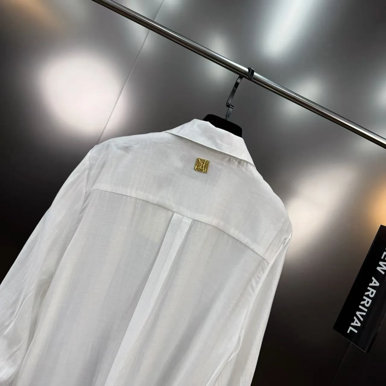 Koszula damska w stylu dworskim z metalową klamrą, plisowana, z drewnianym wykończeniem, niszowa, biała, czarna bluzka o średniej długości, nowość na jesień i zimę 2025.