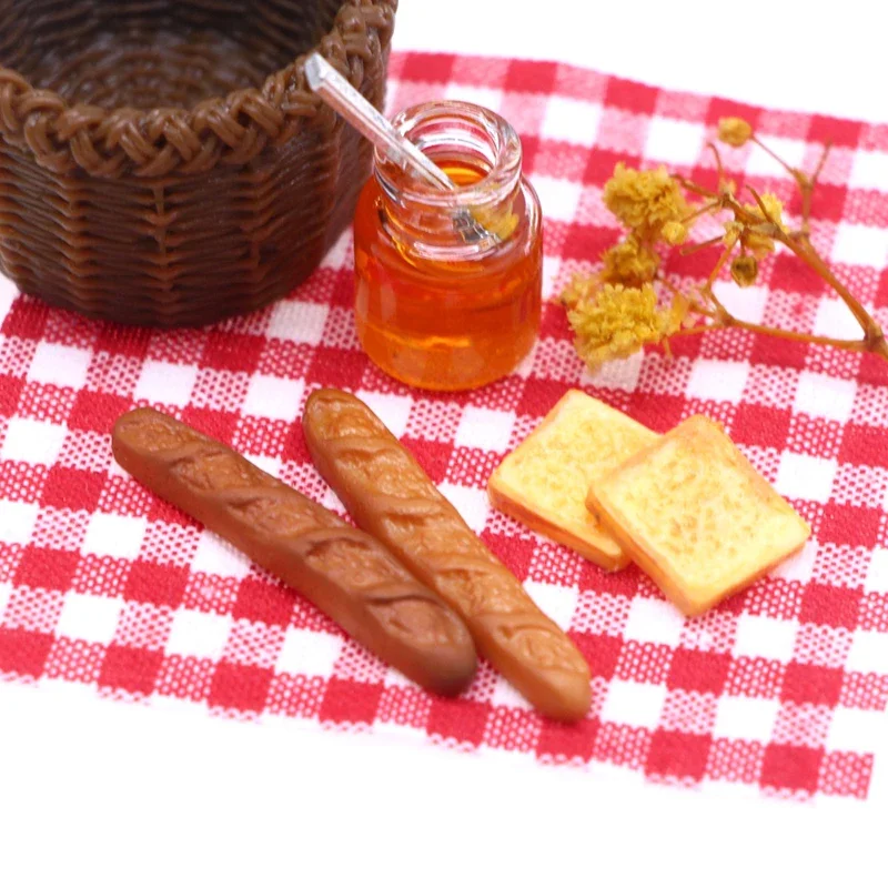Decorazione del cestino da picnic con miele di pane di simulazione in miniatura per casa delle bambole in scala 1/12