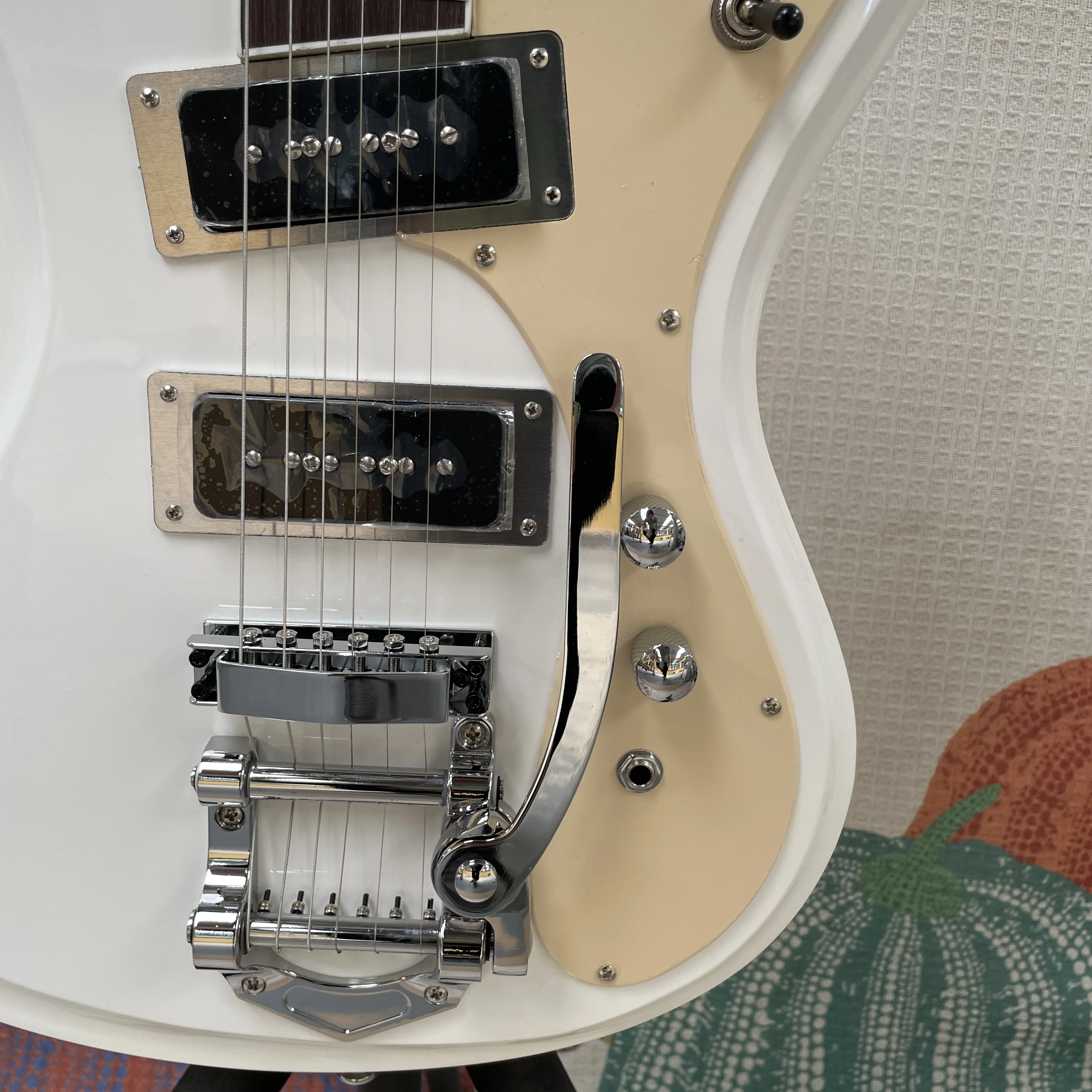 Pure white 6-string electric guitar,beige guard,silver chrome hardware,rosewood fingerboard guitars,retro rock electric guitarra view 4