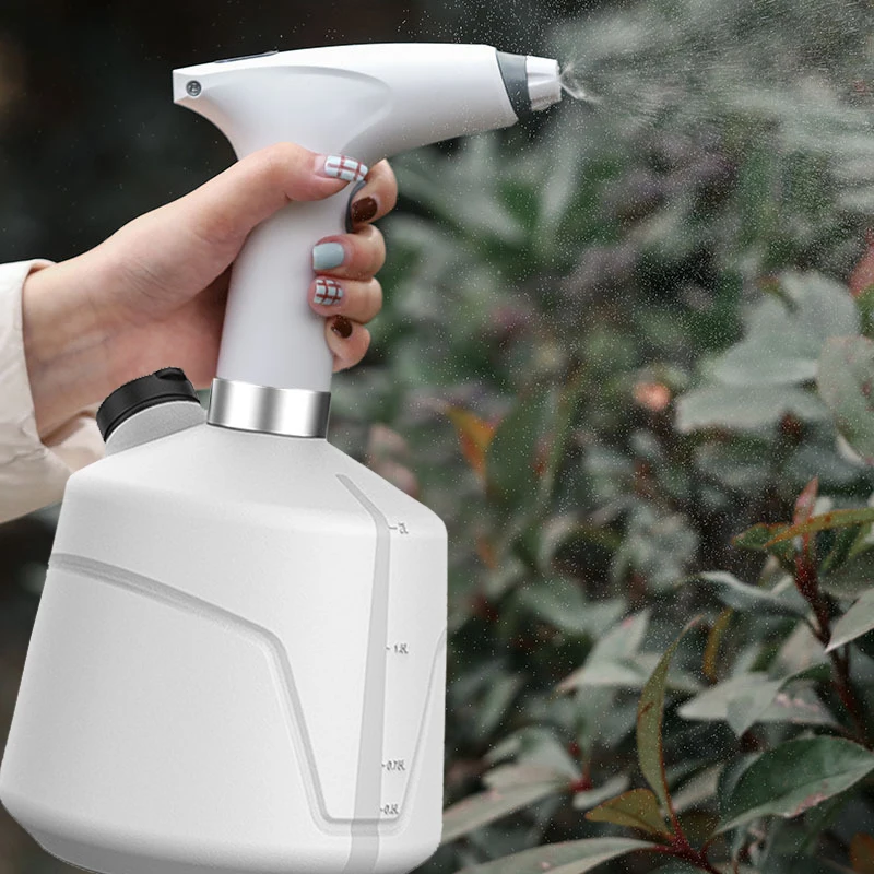 Spruzzatore da giardino elettrico portatile con ugello regolabile annaffiatoio elettrico in plastica alimentato a batteria da 2 litri