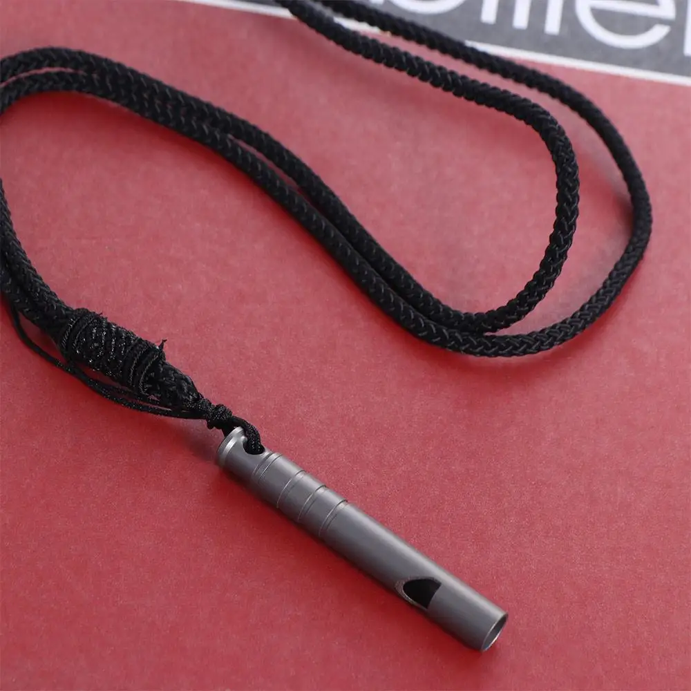 Liontin peluit Kemah portabel dengan kabel, peluit darurat ultra ringan, gantungan kunci alat bertahan hidup, peluit Titanium bertahan hidup luar ruangan