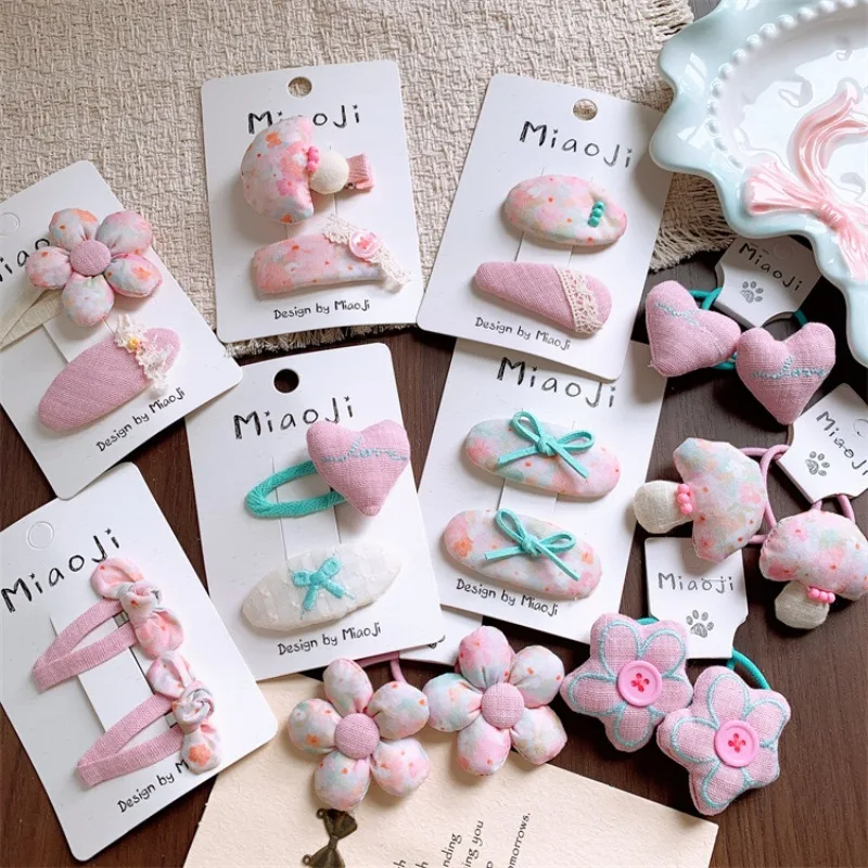 

Очаровательные розовые цветочные заколки-сердечки для волос для детей, для боковых прядей, в комплекте с резинками для волос, мягкие, не оставляющие заломов, нескользящие