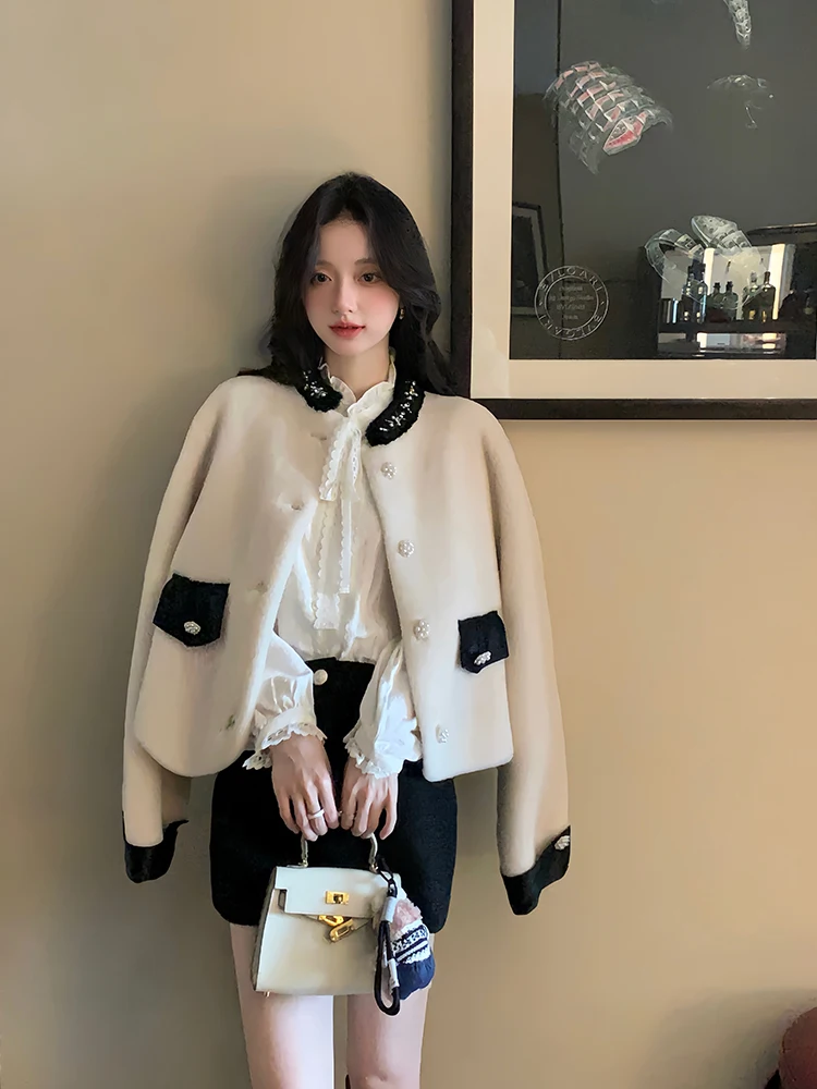 

Женская короткая куртка из овчины с интегрированной кожаной и меховой отделкой, в корейском стиле, для повседневной носки, модная, приталенная, зимняя.