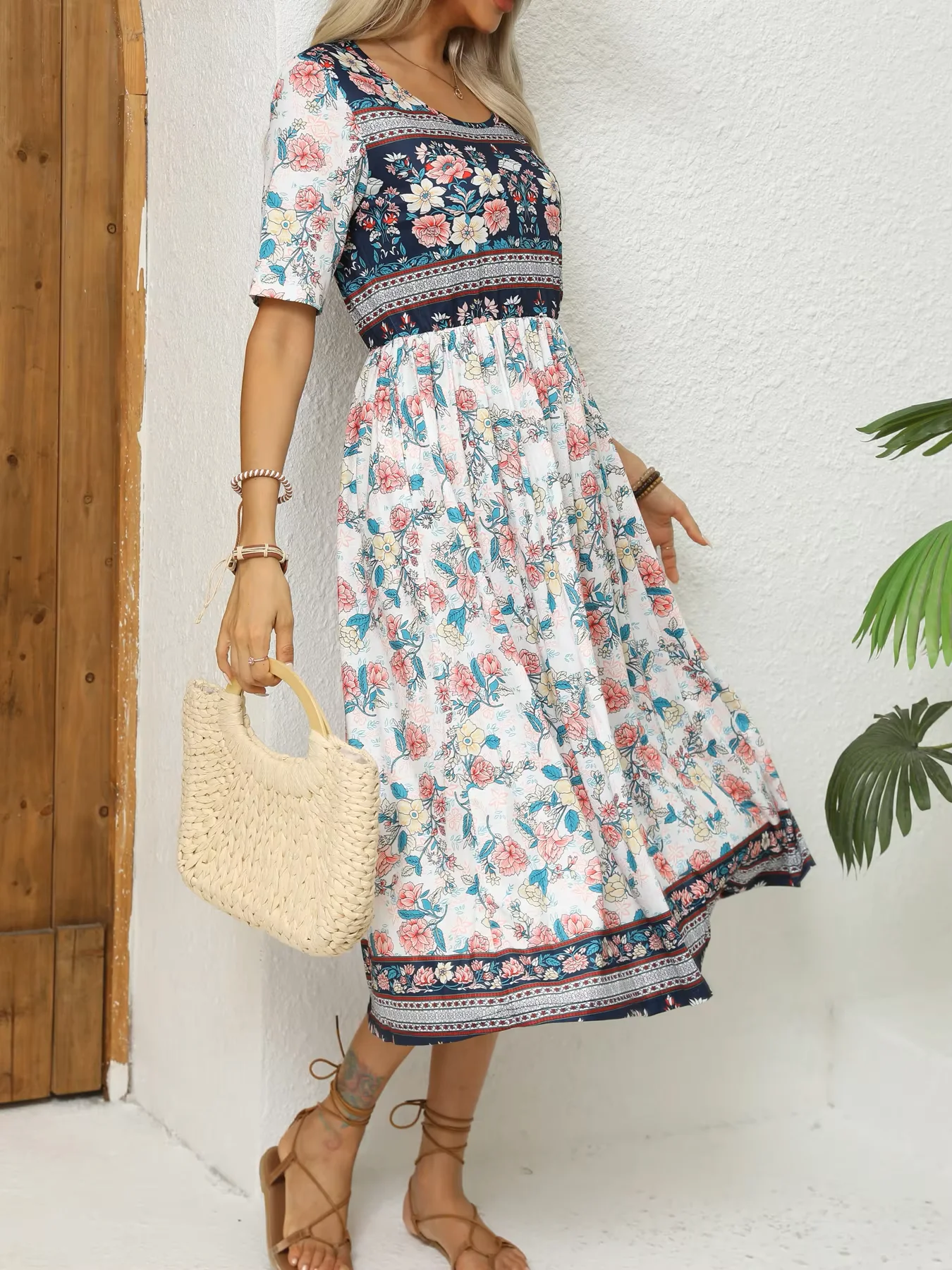 Damen-Midikleid im Boho-Stil mit Blumenmuster, Rundhalsausschnitt, halblangen Ärmeln, A-Linien-Schnitt, lässiges Kleid mit Taschen, Sommerkleid für den Urlaub. – Detail 3