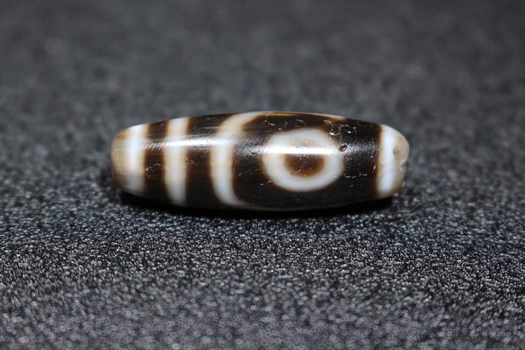 

Old Material Two-eyed Dzi Sand Ancient Craftsmanship Natural Jewelry Charms Agate High-quality