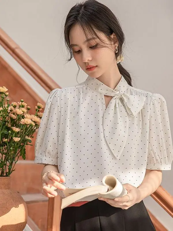 elegante-conjunto-de-dos-piezas-para-mujer-camisa-de-manga-corta-con-diseno-de-burbujas-blanca-con-puntos-con-cinturon-estilo-verano-2025-a-la-moda