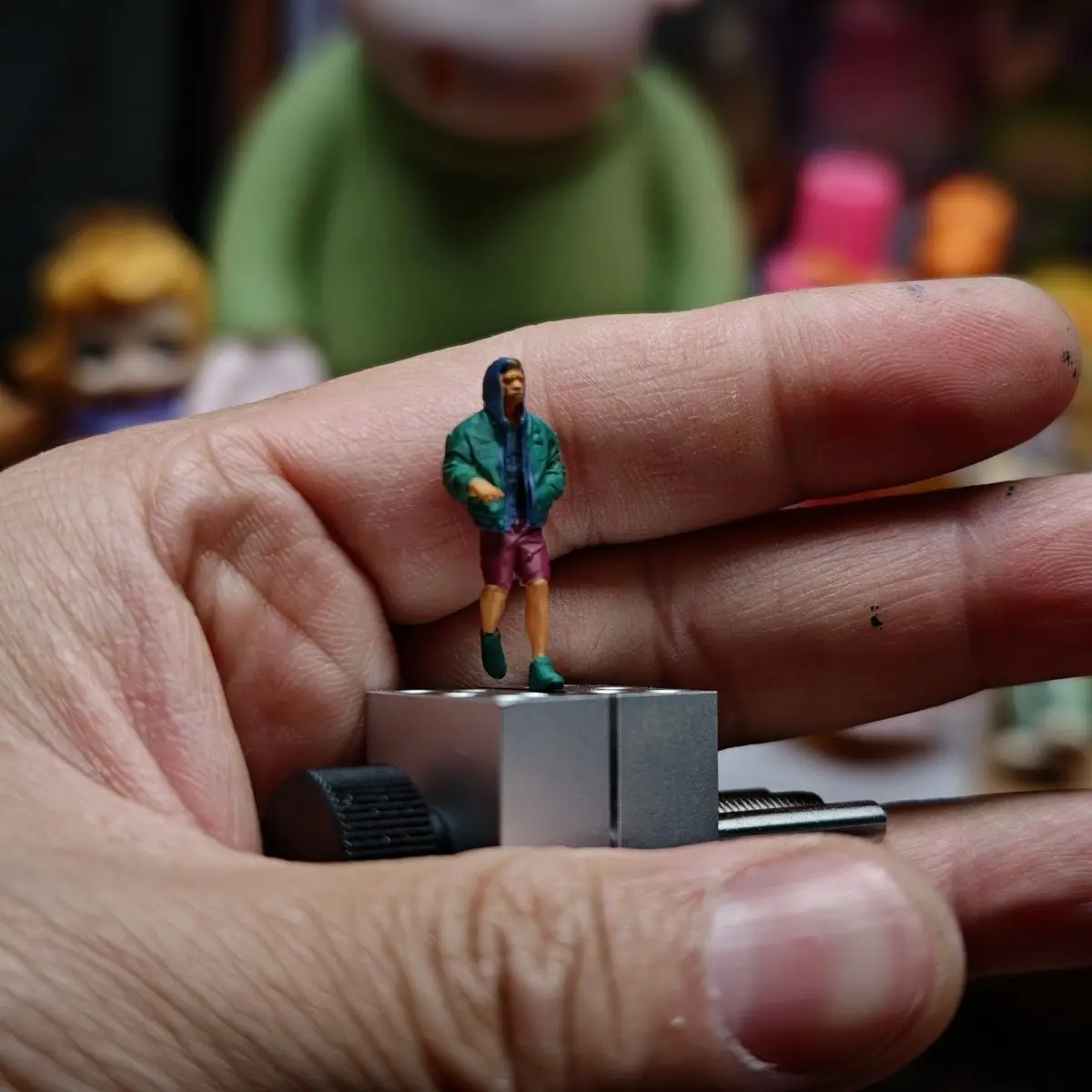 Figurine statique en résine peinte à la main, modèle à capuche pour homme, Diorama de voiture, DIY, 1/64