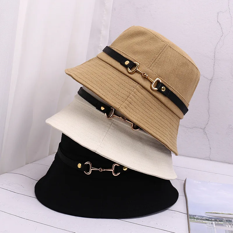 

2022 New Designer Bucket Hat for Women Solid Cotton with Metal Belt Band Fisherman Hat for Men Black Khaki Summer Beach Sun Hat