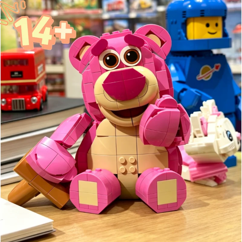 2026 New Popular Classic Cartoon Pink Strawberry Bear Building Blocks 570pcs Diy Puzzle Ornament Model Creative Birthday Gifts