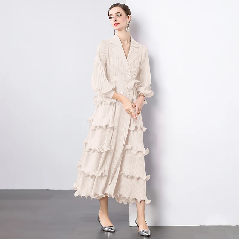 Vestido e de manga crida com saia em camadas, gola x, bordados elabos, manga tipo lanterna, tamanho ande f...