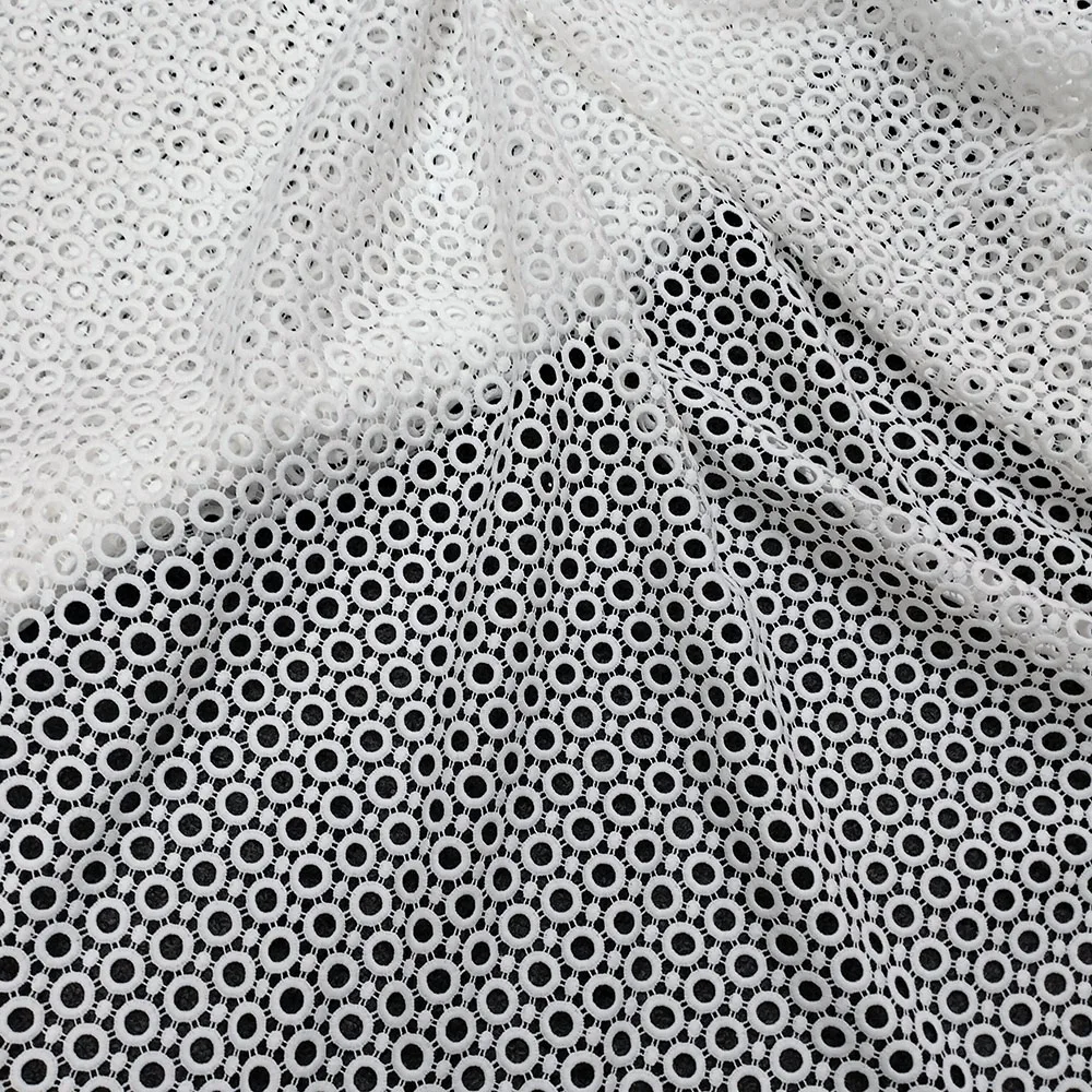 Weißer wasserlöslicher Guipure-Spitzenstoff, 3D-Hohlkreis-Stickerei, afrikanischer nigerianischer Spitzenstoff zum Nähen von Hochzeitskleidern und Bekleidung. – Detail 2