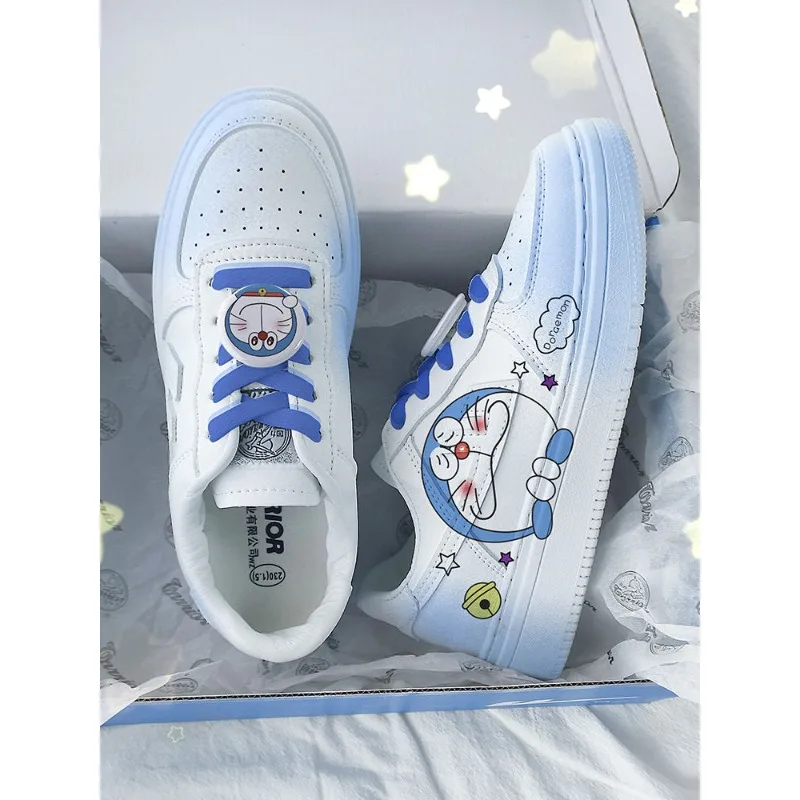 أحذية Doraemon Cartoon 2D المرسومة يدويًا منخفضة الارتفاع للربيع والخريف أحذية بيضاء عصرية جديدة قابلة للتنفس هدية عيد ميلاد بالجملة #5
