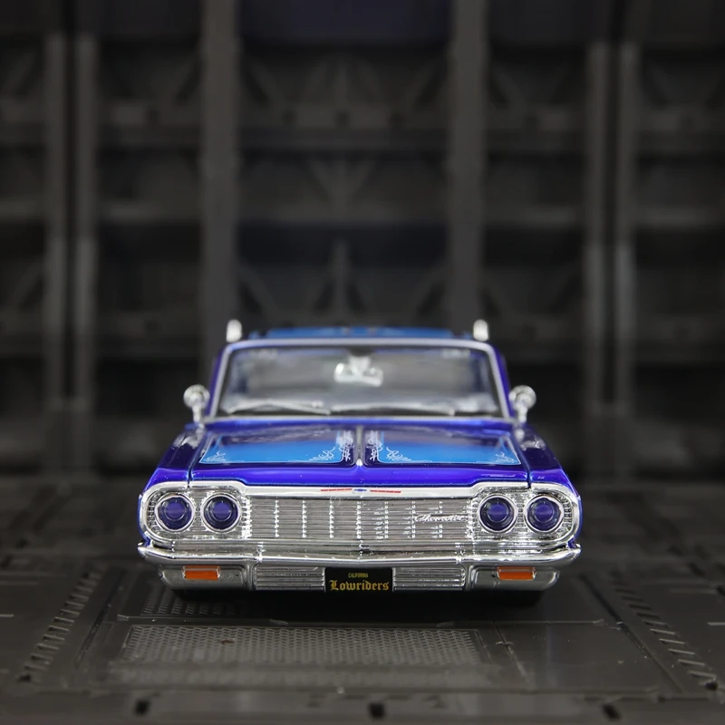 

Коллекционная модель автомобиля Maisto 1:26 Chevrolet Impala SS из сплава, с открывающимися дверями и капотом, статическая модель, подарок.