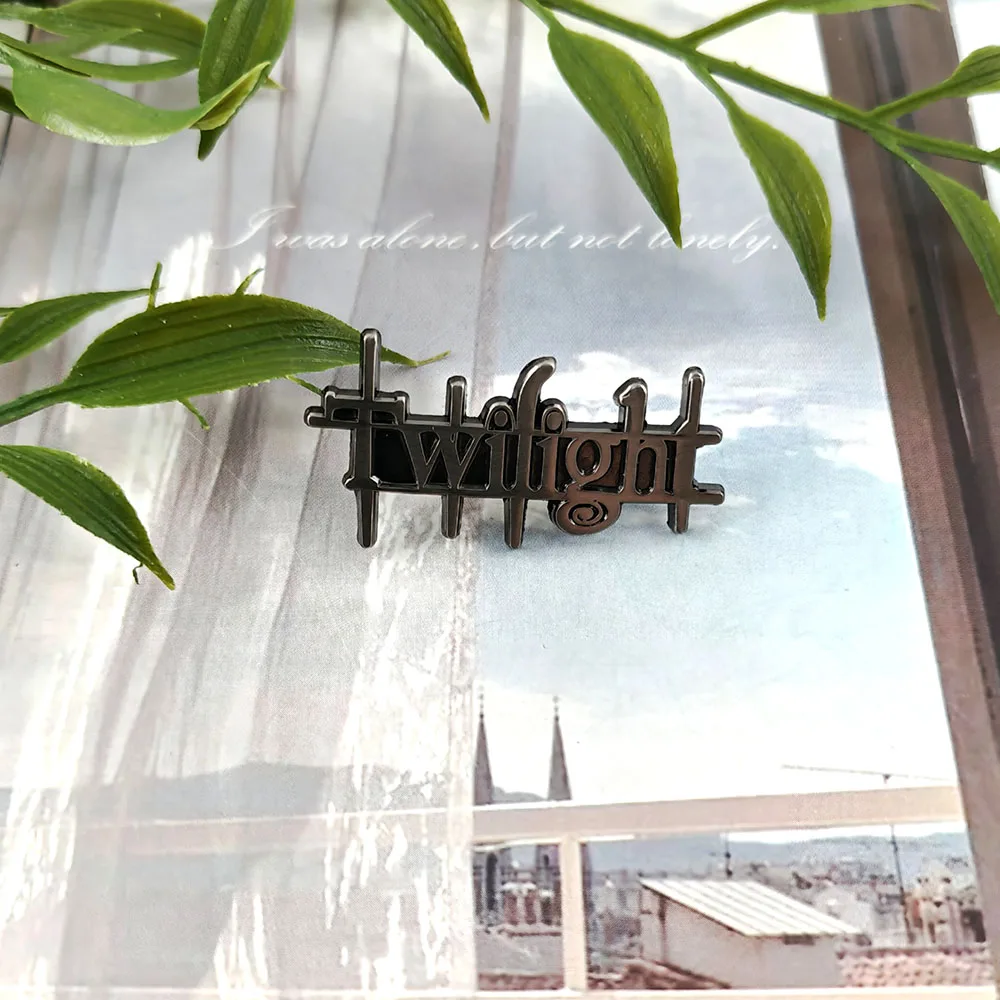 الشفق الفيلم الكلاسيكي التلفزيون رواية شعار بروش مصاص دماء الحب سلسلة شارة ريترو ستايل النص المعادن التلبيب دبوس حقيبة ملحق هدية #3