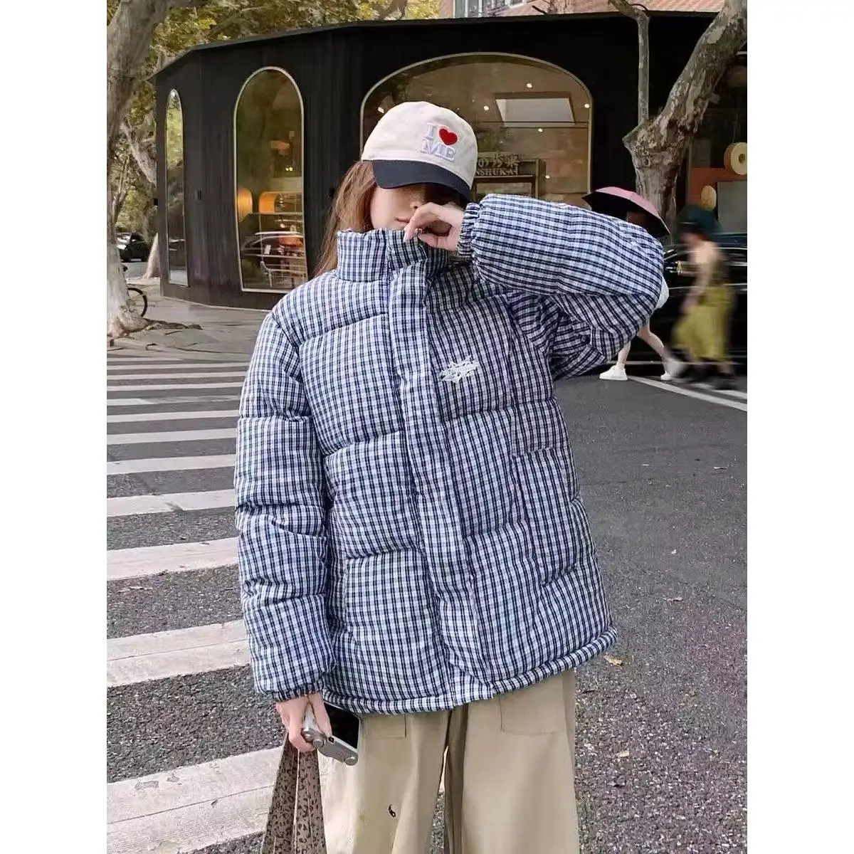 

Новая мужская зимняя хлопковая куртка 2024 года, теплая, повседневная, спортивная, модная верхняя одежда, длинная, на молнии, из полиэстера...