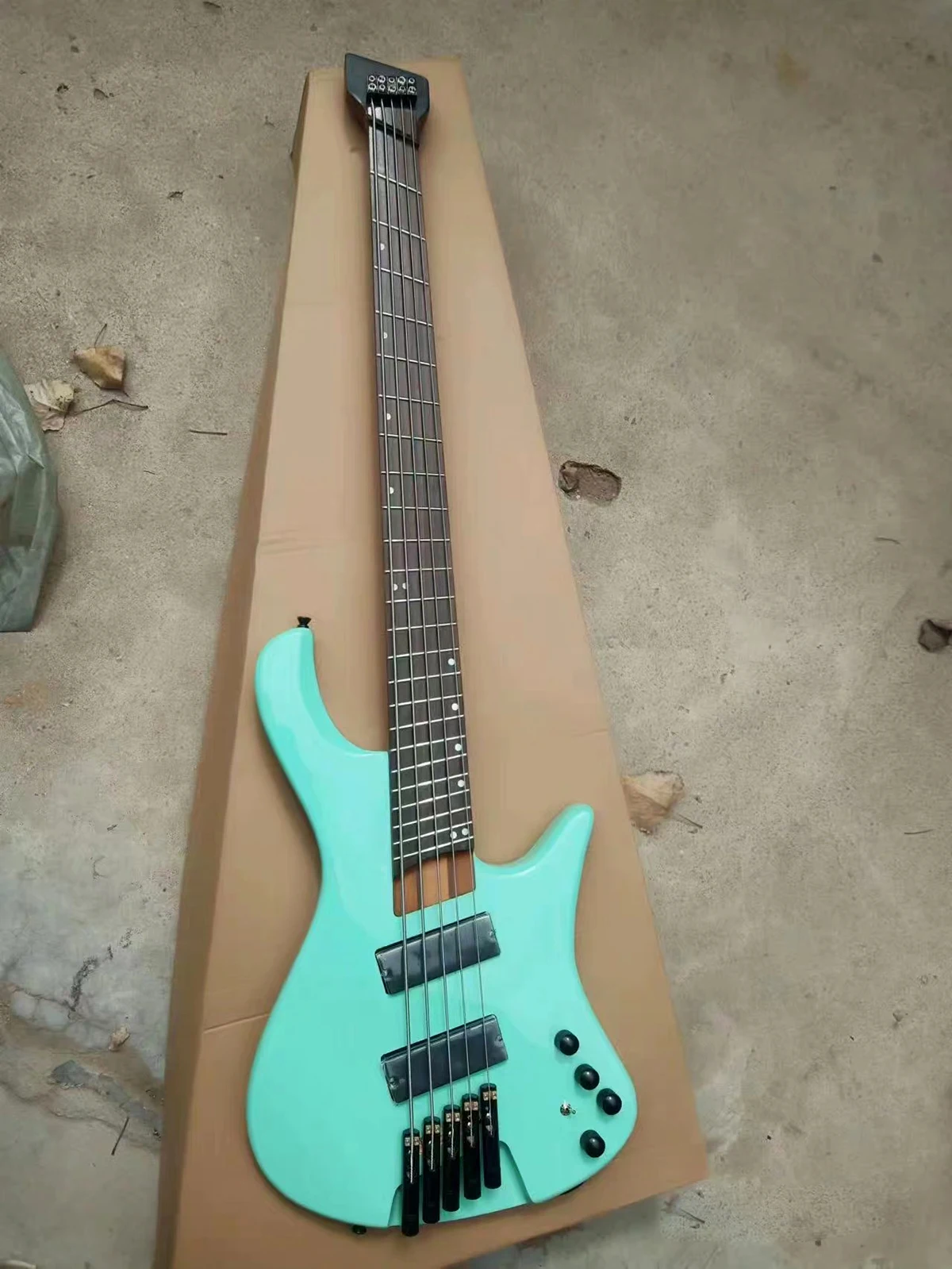 High Quality Headless Fanned Frets 5 Strings Electric Bass Guitar 24 Frets Roasted Maple Neck Factory Customizable