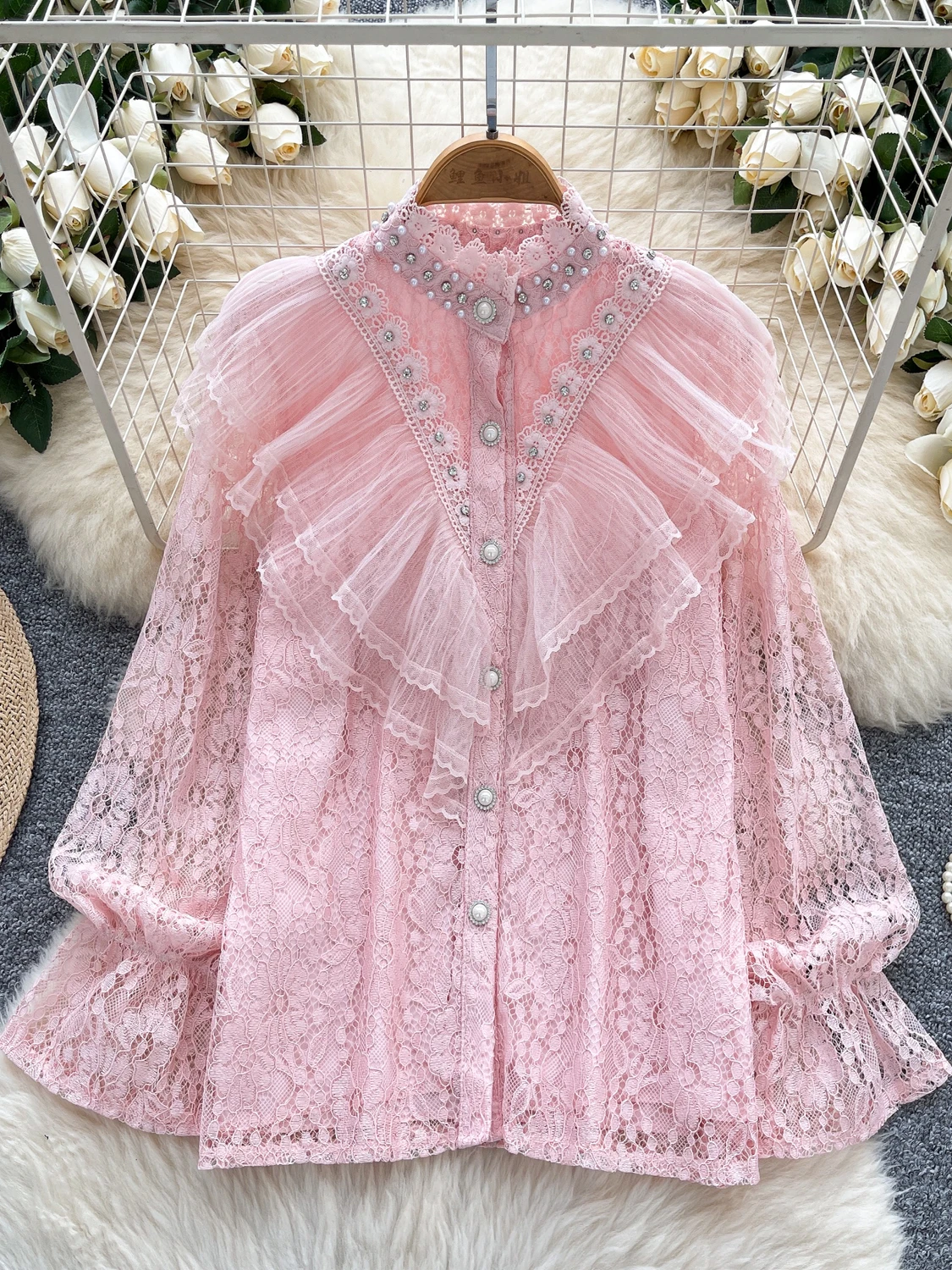 بلوزة نسائية بأكمام طويلة مزينة بأسلوب ريترو، تصميم نحيف بزر واحد وحواف من الدانتيل، قصة فضفاضة على الطراز الكوري