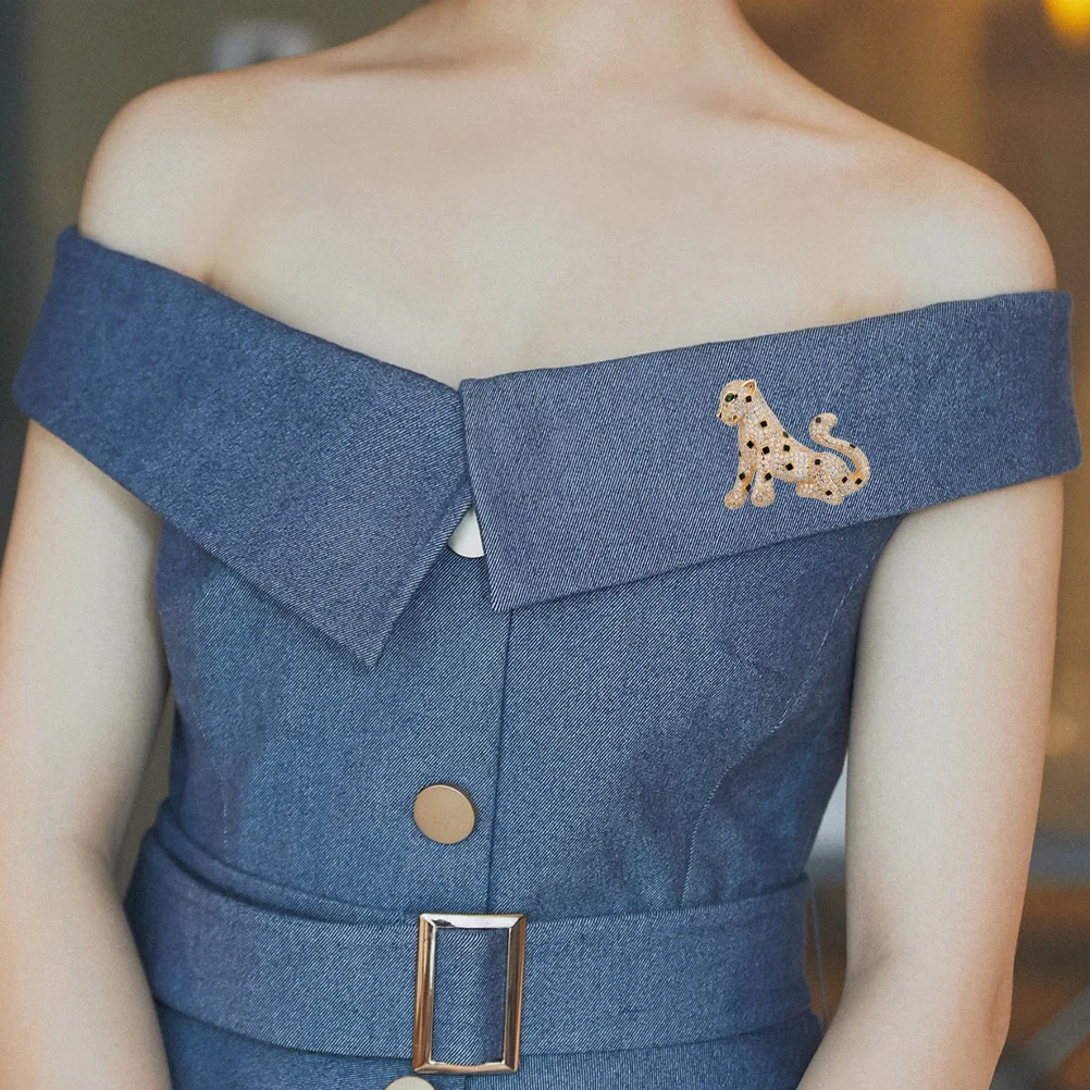 

Creative Leopard Brooch Golden Finish High Quality Alloy Fashion Statement Pin for Women Girls Daily Wear Decor