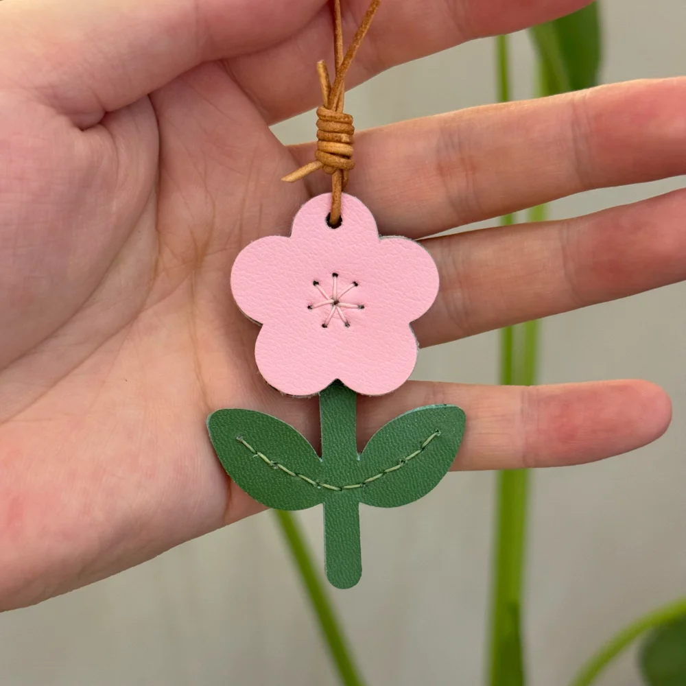 Handmade Genuine Leather Cute Flower Bag Pendant Car Key Chain Rope Ring Pendant Decoration New Pendant Bag Charm Accessories