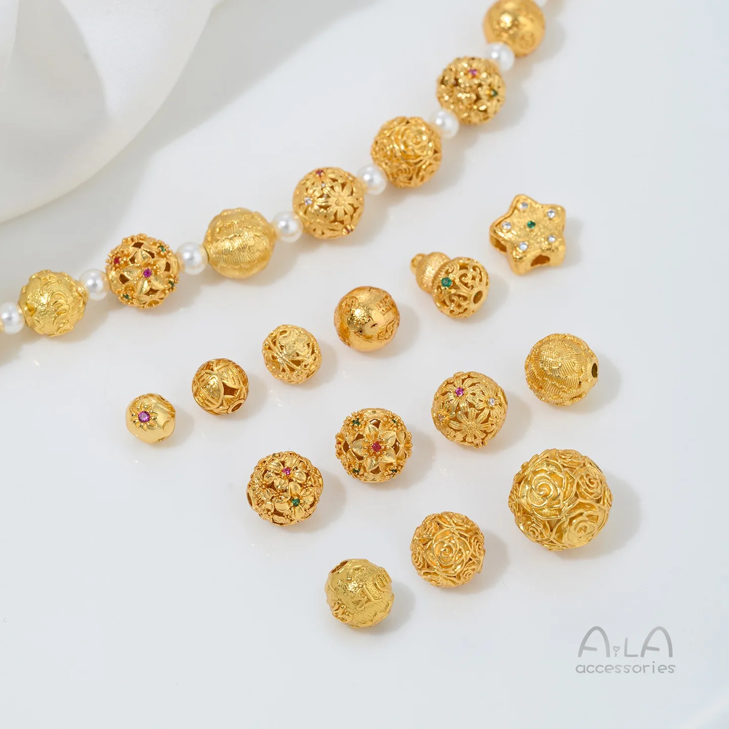 

Медное покрытие 24-каратного золота, циркония, пятиконечная звезда, выдолбленные маленькие цветочные бусины, браслет ручной работы, ювелирный материал