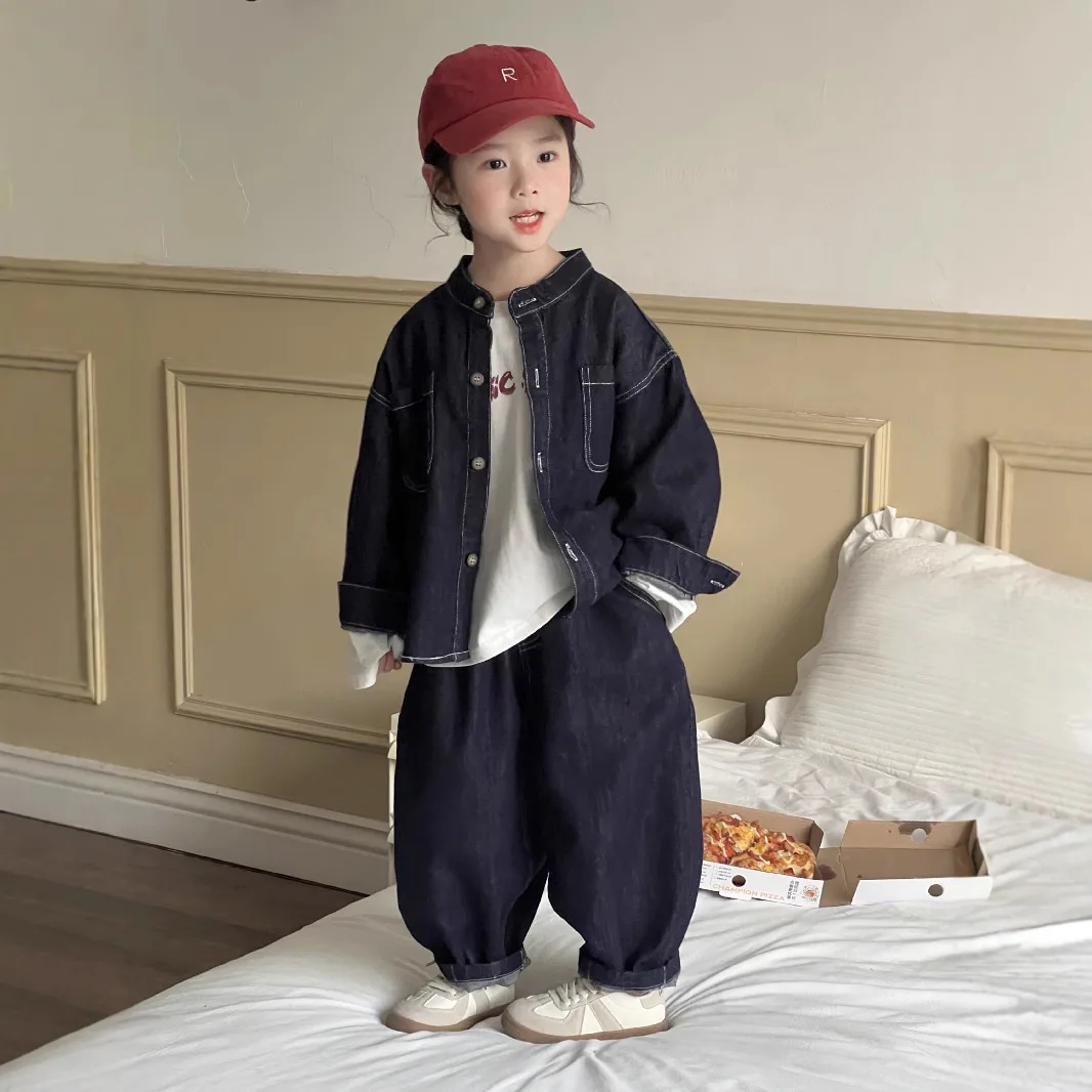 

Комплект для девочек, весна 2024, новая детская одежда, корейский стиль, джинсовая куртка в стиле ретро для девочек, брюки-редис, комплект из двух предметов, повседневный простой