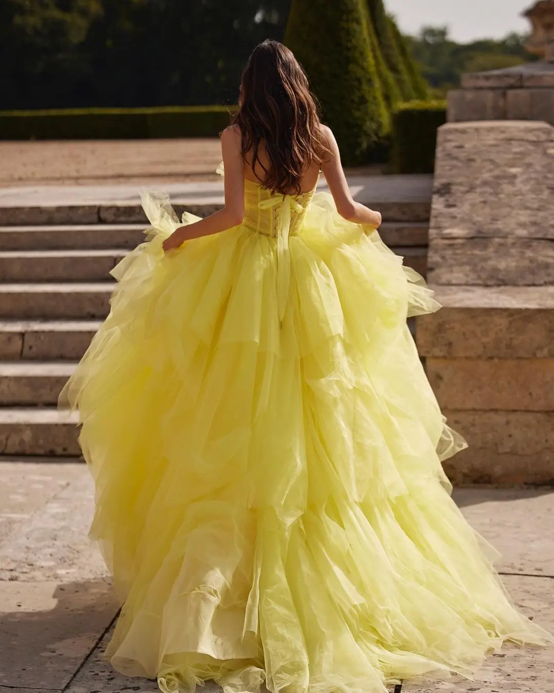 Vestido de tul amarillo sin tirantes para mujer, ropa de noche con volantes, espalda abierta, línea A, con tren, sin mangas, elegante, graduación G