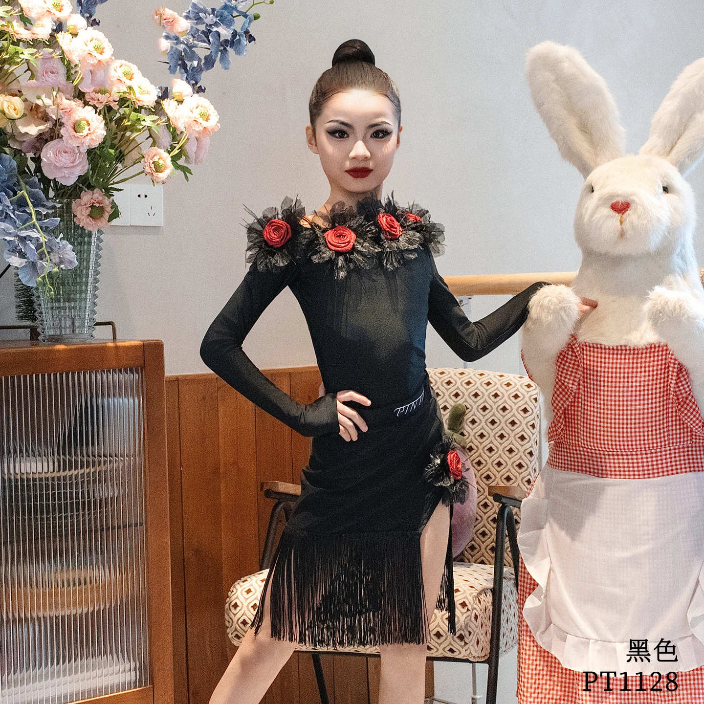 2025 Costumi di performance di danza latina per bambini Gonne nere a maniche lunghe con nappe Abito da pratica Chacha Rumba Abito latino XH3820