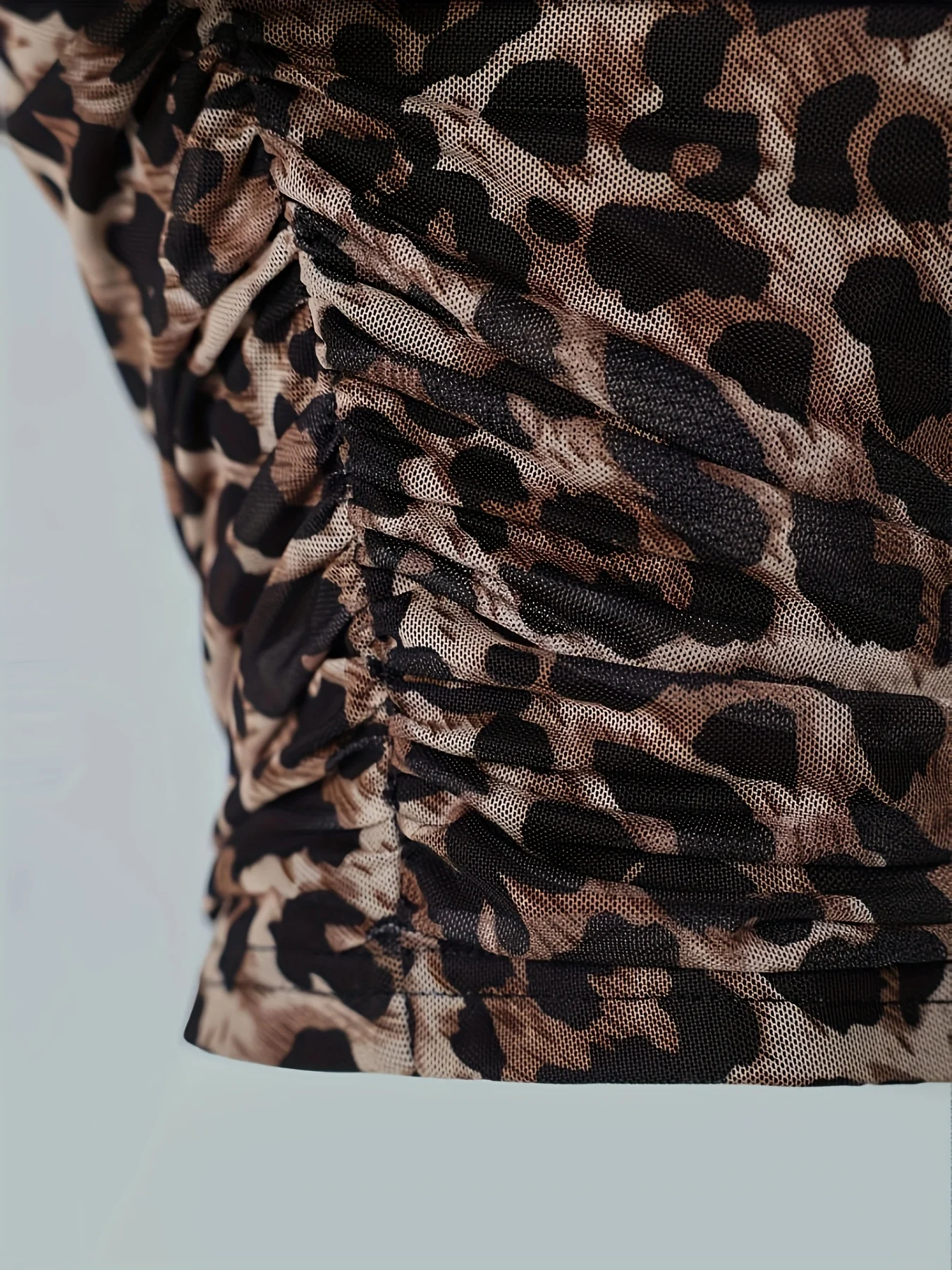 سيدة مع بلوزة مثيرة وأنيقة بدون ظهر، قابلة للتمدد، بطبعة جلد الفهد